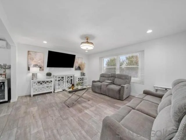 https://cdn.realtyfeed.com/cdn/127/250033494/b1c2c7e575608780f5b6bb5f5b7ca614.webp
