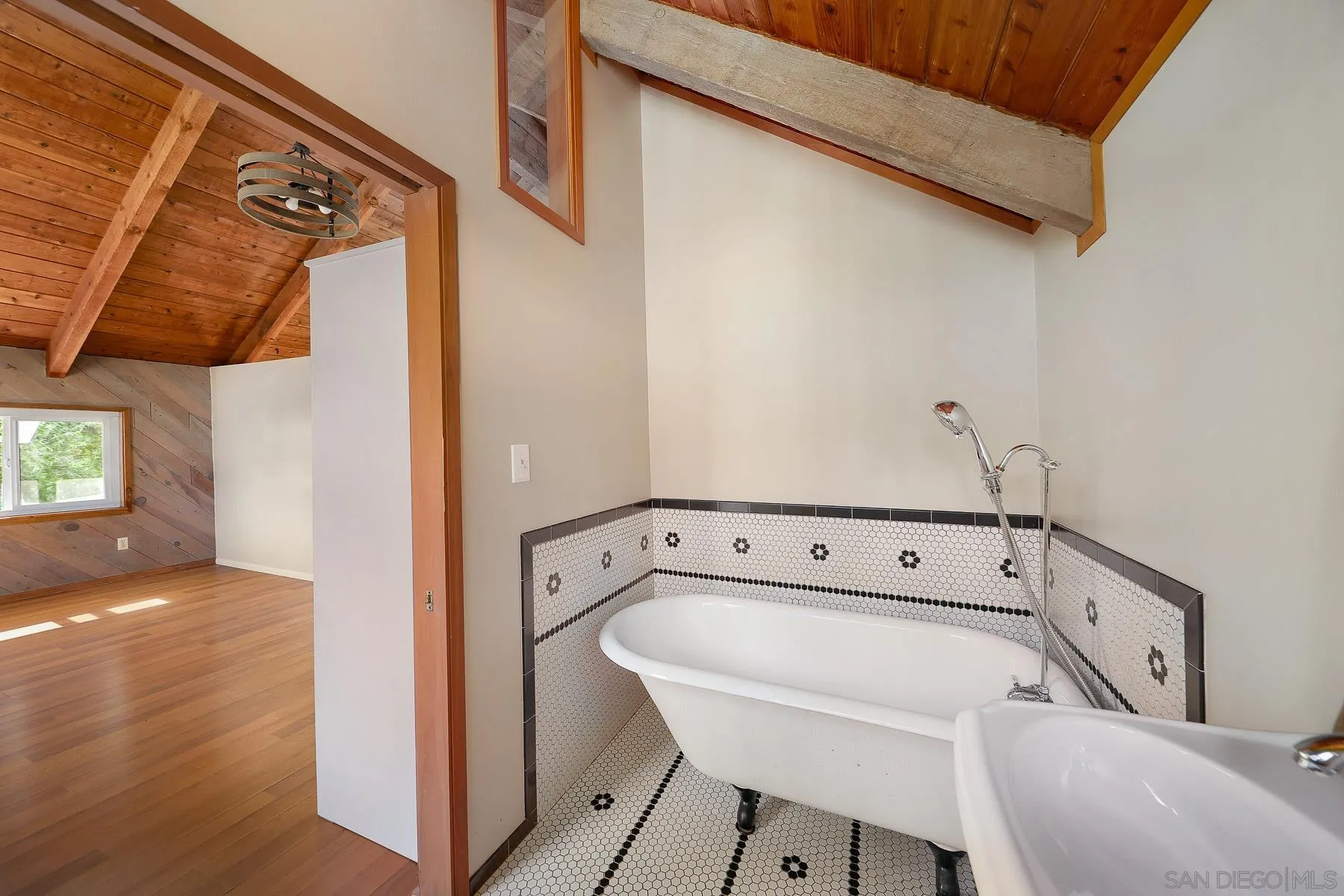 https://cdn.realtyfeed.com/cdn/127/250033521/1ae6d7adeb590ed94aca0d4622307b4e.webp