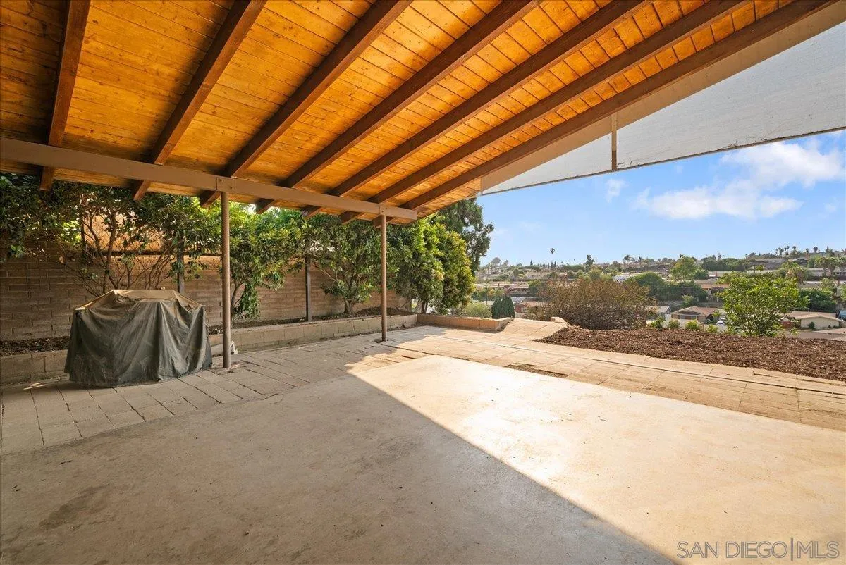 https://cdn.realtyfeed.com/cdn/127/250033525/70738b2ac213a8516e31edfd1ceaebb1.webp