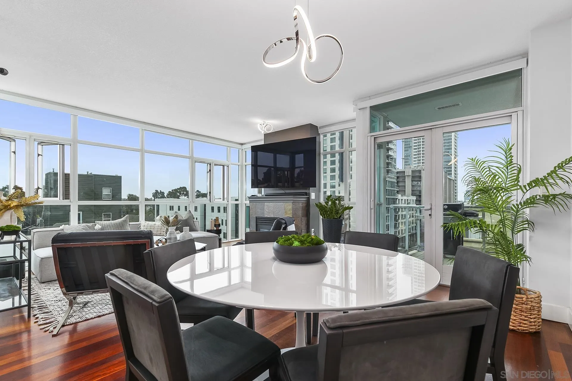 https://cdn.realtyfeed.com/cdn/127/250033611/667fbd0c9abff672aadd698c5fe2b438.webp