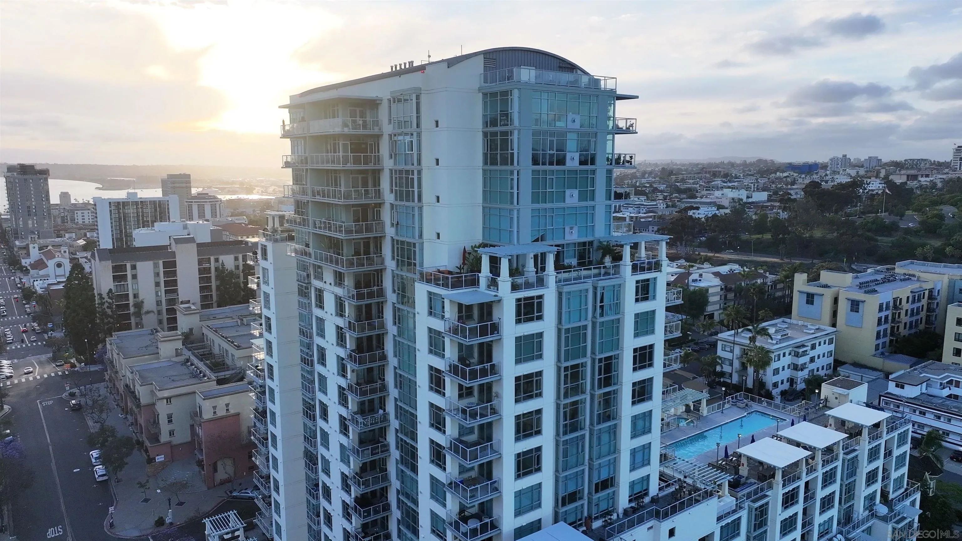 https://cdn.realtyfeed.com/cdn/127/250033611/ebecdeebe97e149a16fdf8b14105c5ab.webp