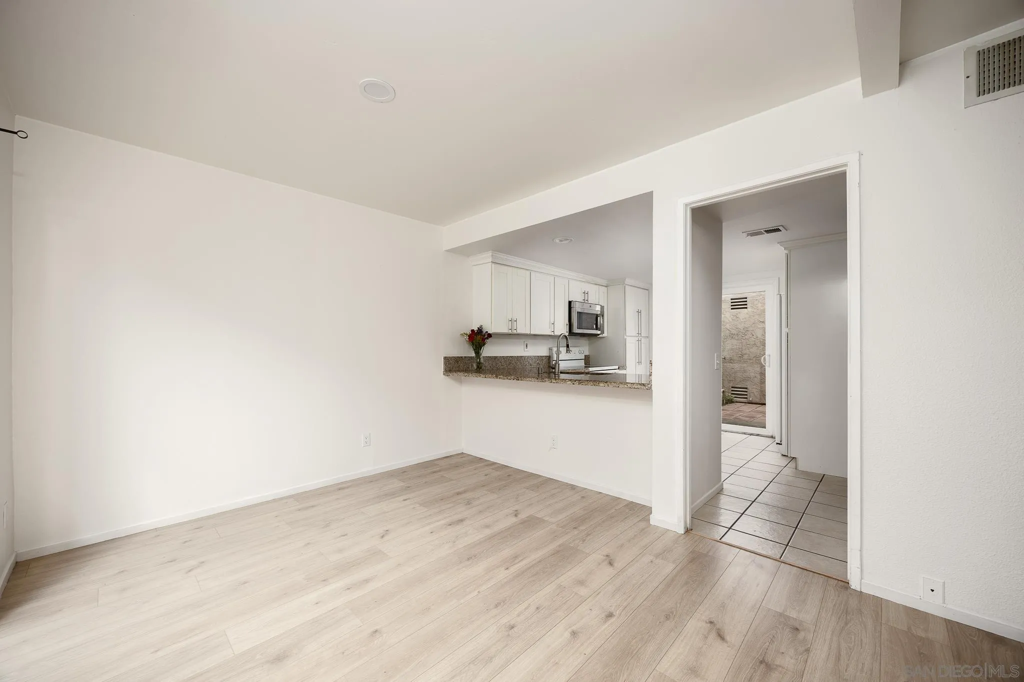 https://cdn.realtyfeed.com/cdn/127/250033613/dc1d1e4fb3f6170b8be0b6eff1cab03c.webp