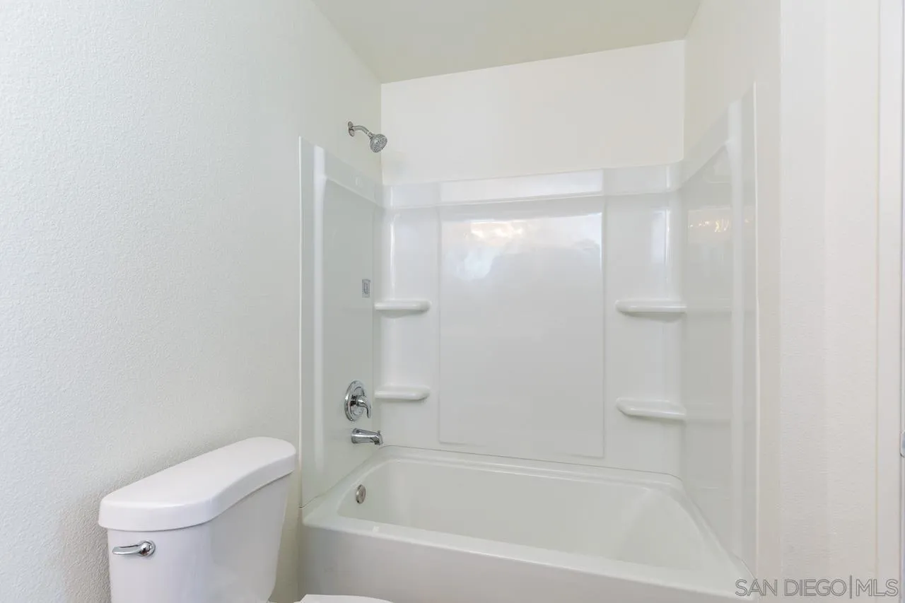 https://cdn.realtyfeed.com/cdn/127/250033661/8055a898074c44785232e242a35030bb.webp