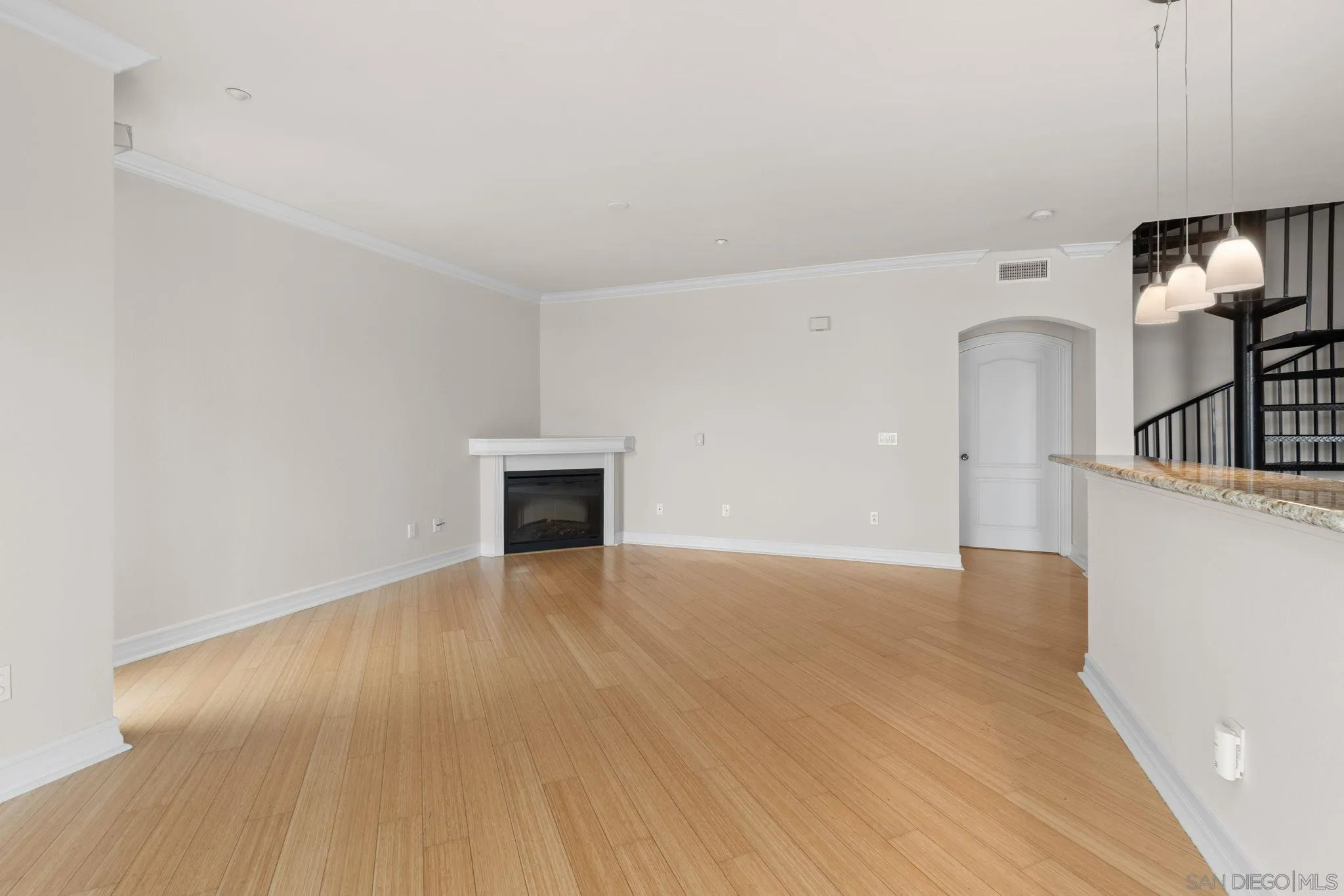 Photo #3: 250033664 Listing 
