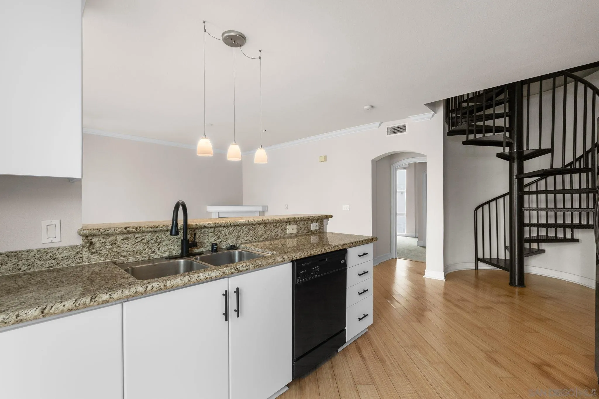 https://cdn.realtyfeed.com/cdn/127/250033664/de1c6041a8f3c69b819b8ac5d39370a9.webp