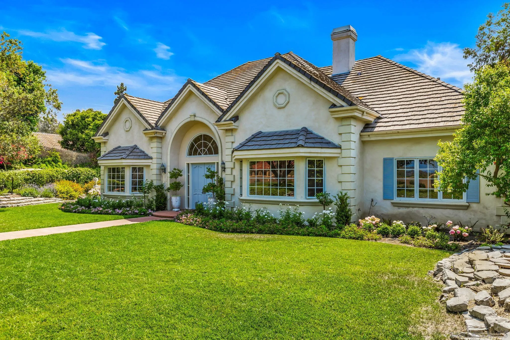 https://cdn.realtyfeed.com/cdn/127/250033727/855ff578835bf3538a73352346fc7c68.webp