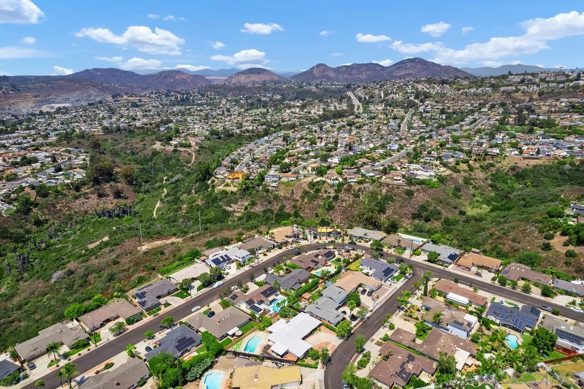https://cdn.realtyfeed.com/cdn/127/250033733/c0bca6b96a0b0994323f9313874c20c8.webp