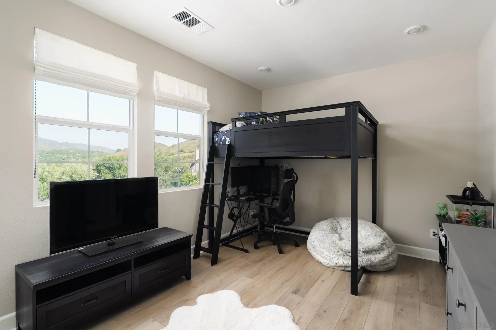 https://cdn.realtyfeed.com/cdn/127/250033746/f40ac0d1545efa3bebf5f55309e86df2.webp