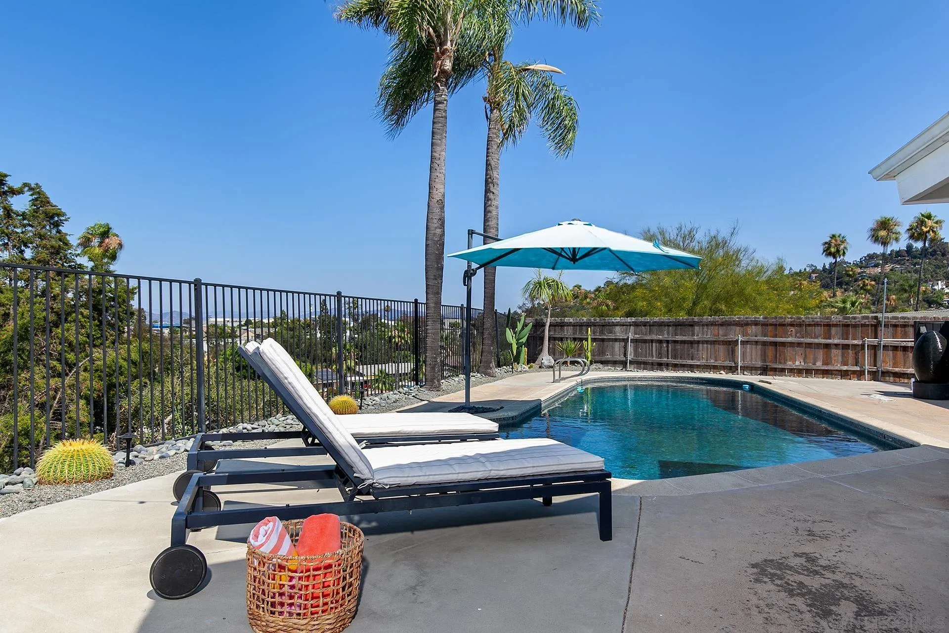 https://cdn.realtyfeed.com/cdn/127/250033755/cdcdc8cfc38b7d21d04bfd057417bd6f.webp