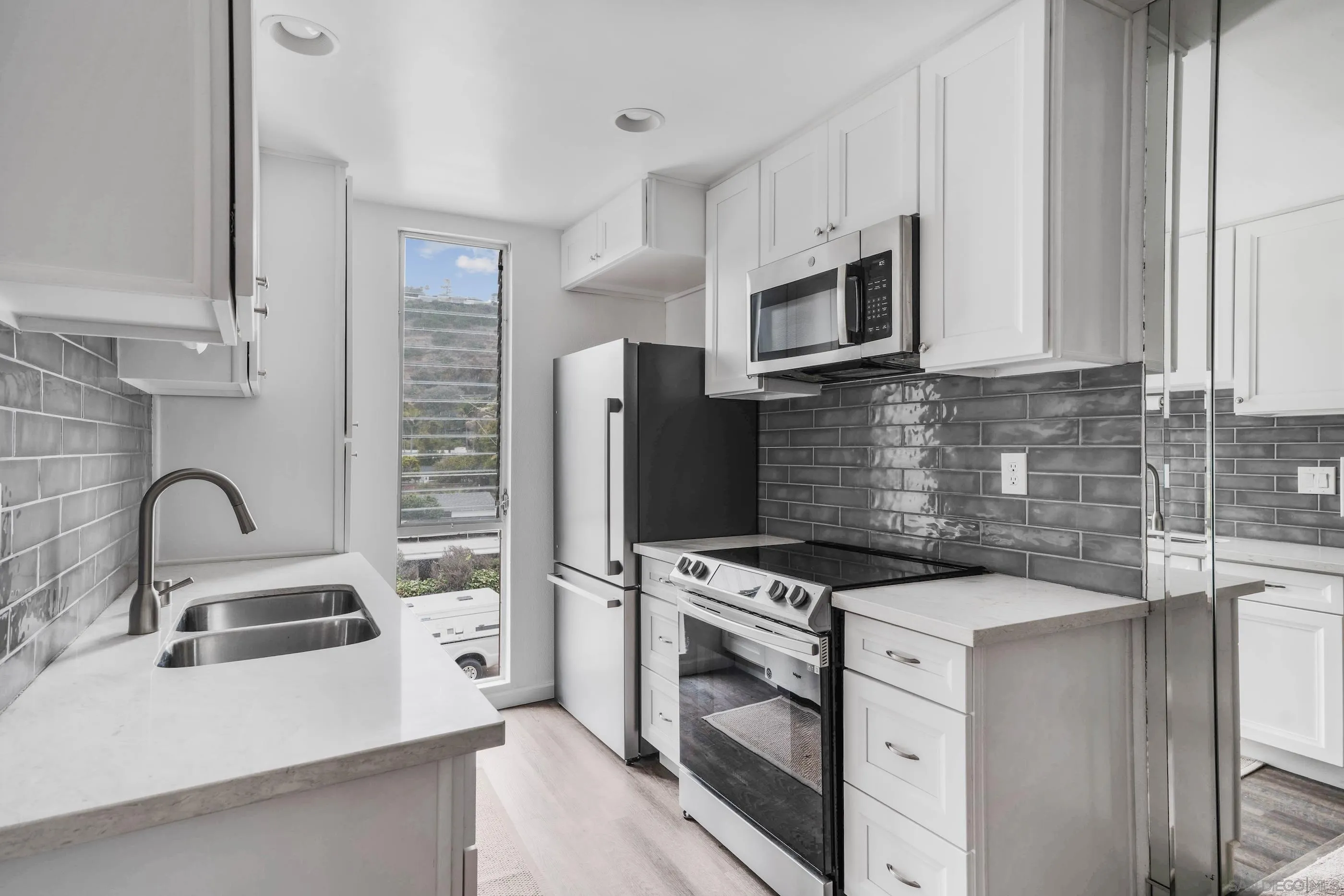 Photo #3: 250033816 Listing 