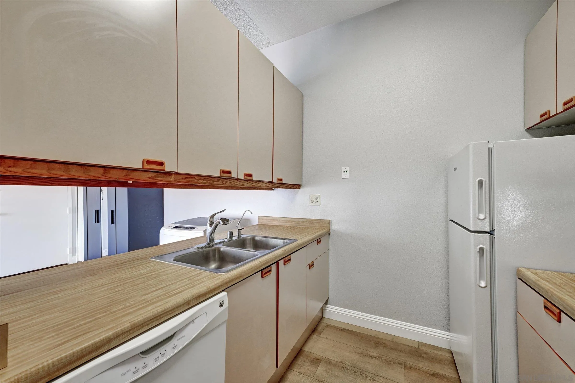 Photo #8: 250033835 Listing: Photo #8