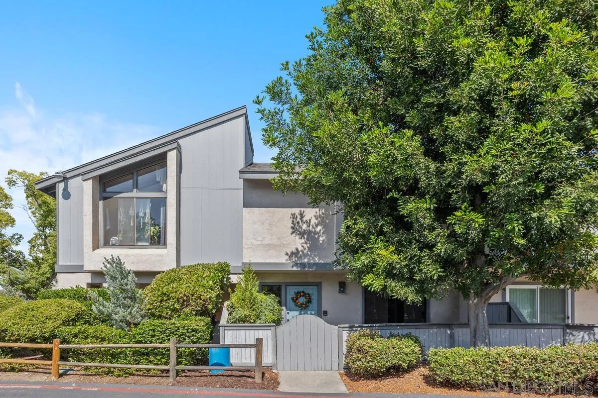 Browse active condo listings in QUARRY GLEN