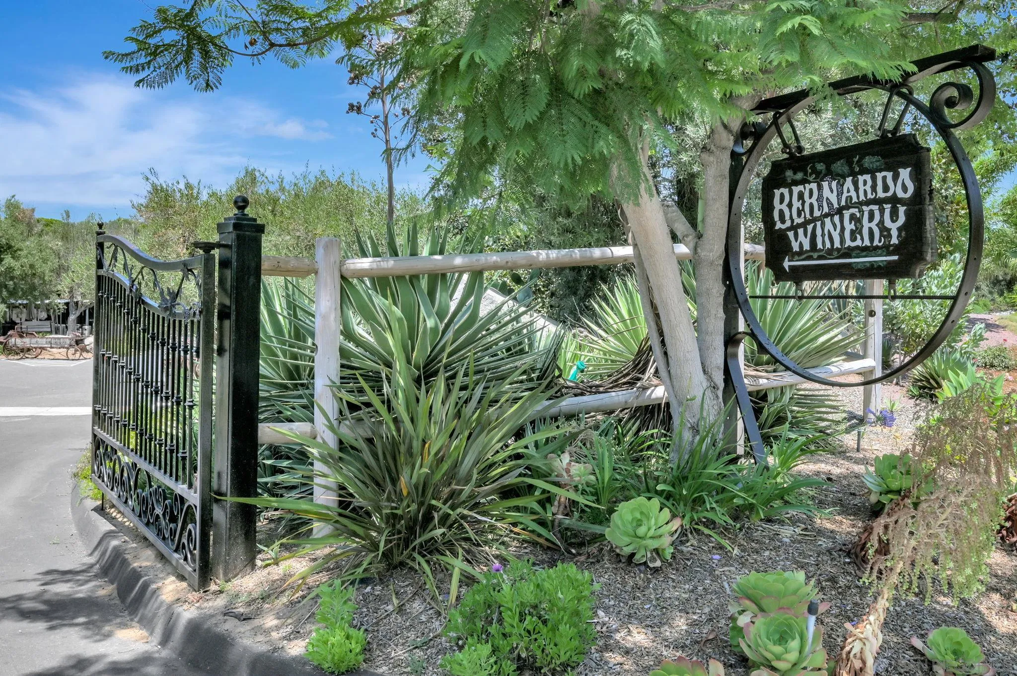 https://cdn.realtyfeed.com/cdn/127/250033865/03530feeb5e1b91702ccadc7111e65c1.webp