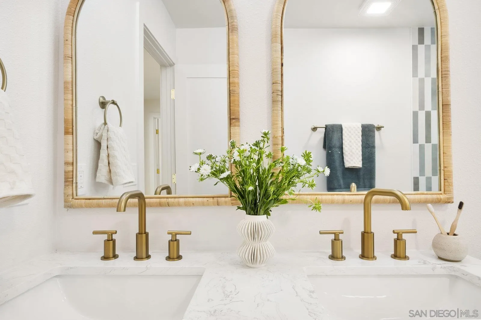 https://cdn.realtyfeed.com/cdn/127/250033895/fbf27122e88aa7ed435bfa1118c4fbeb.webp