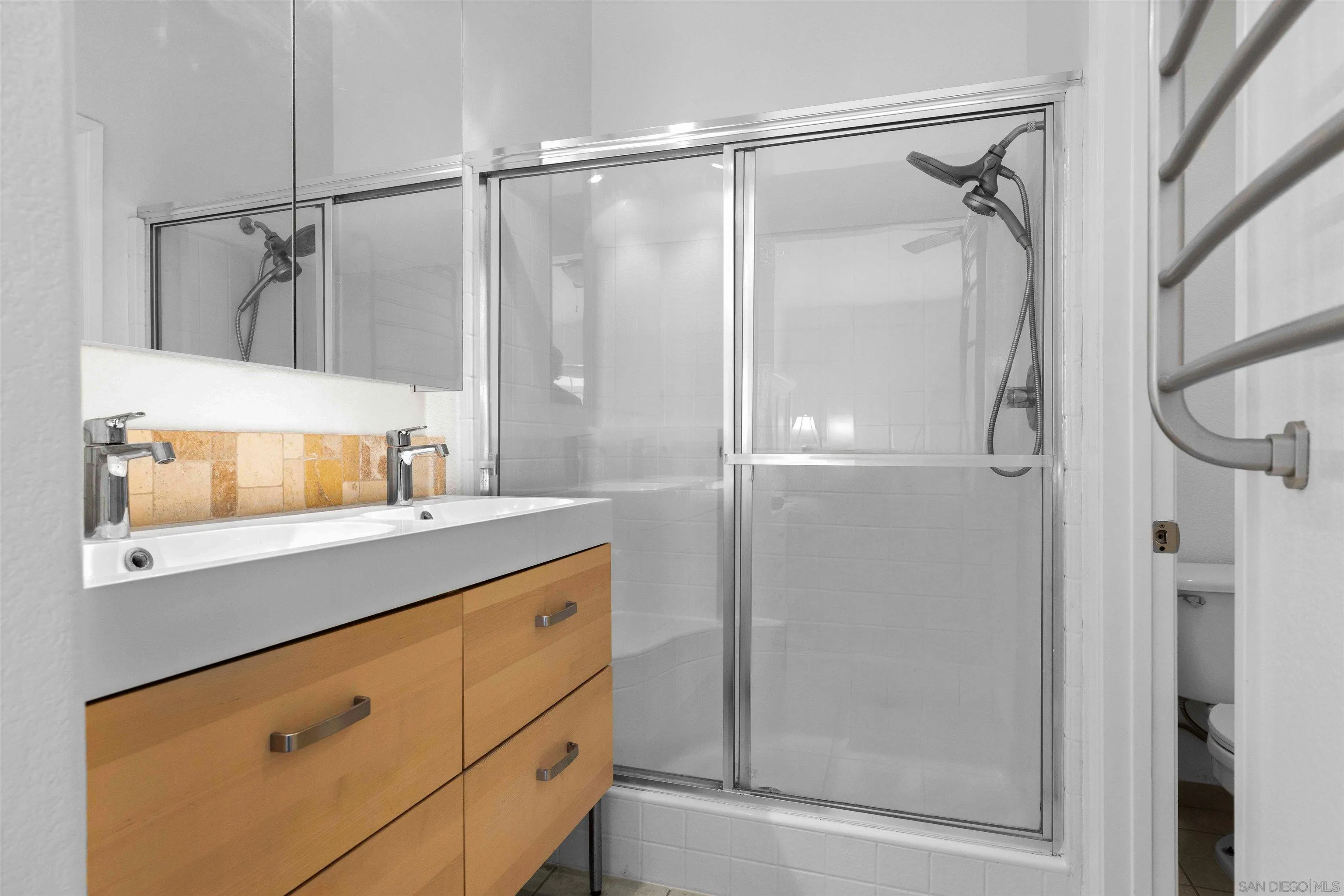 Photo #13: 250033905 Listing: Photo #13