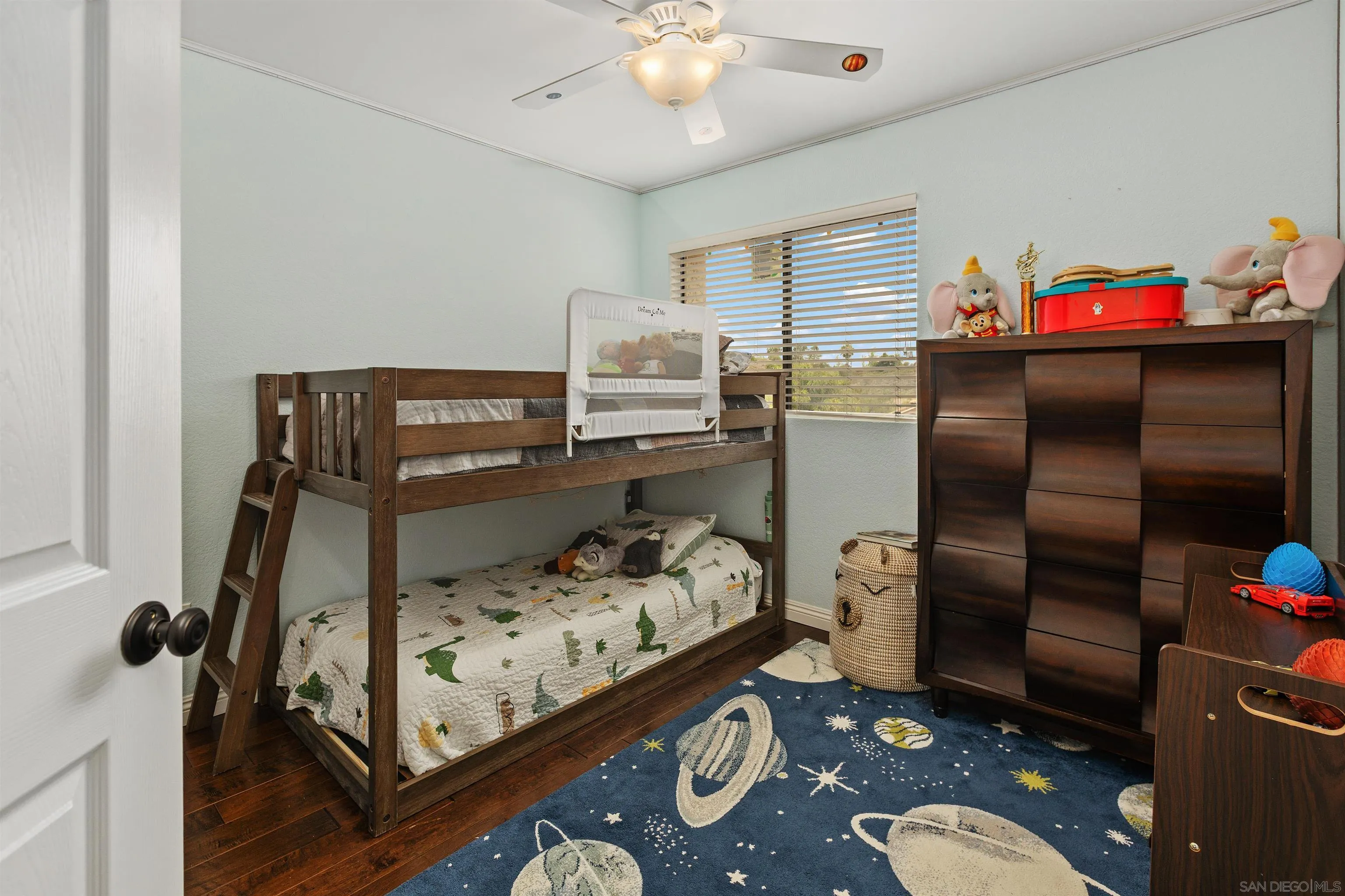 https://cdn.realtyfeed.com/cdn/127/250033915/0dd23f6c4c962787fc83fd06494f092d.webp