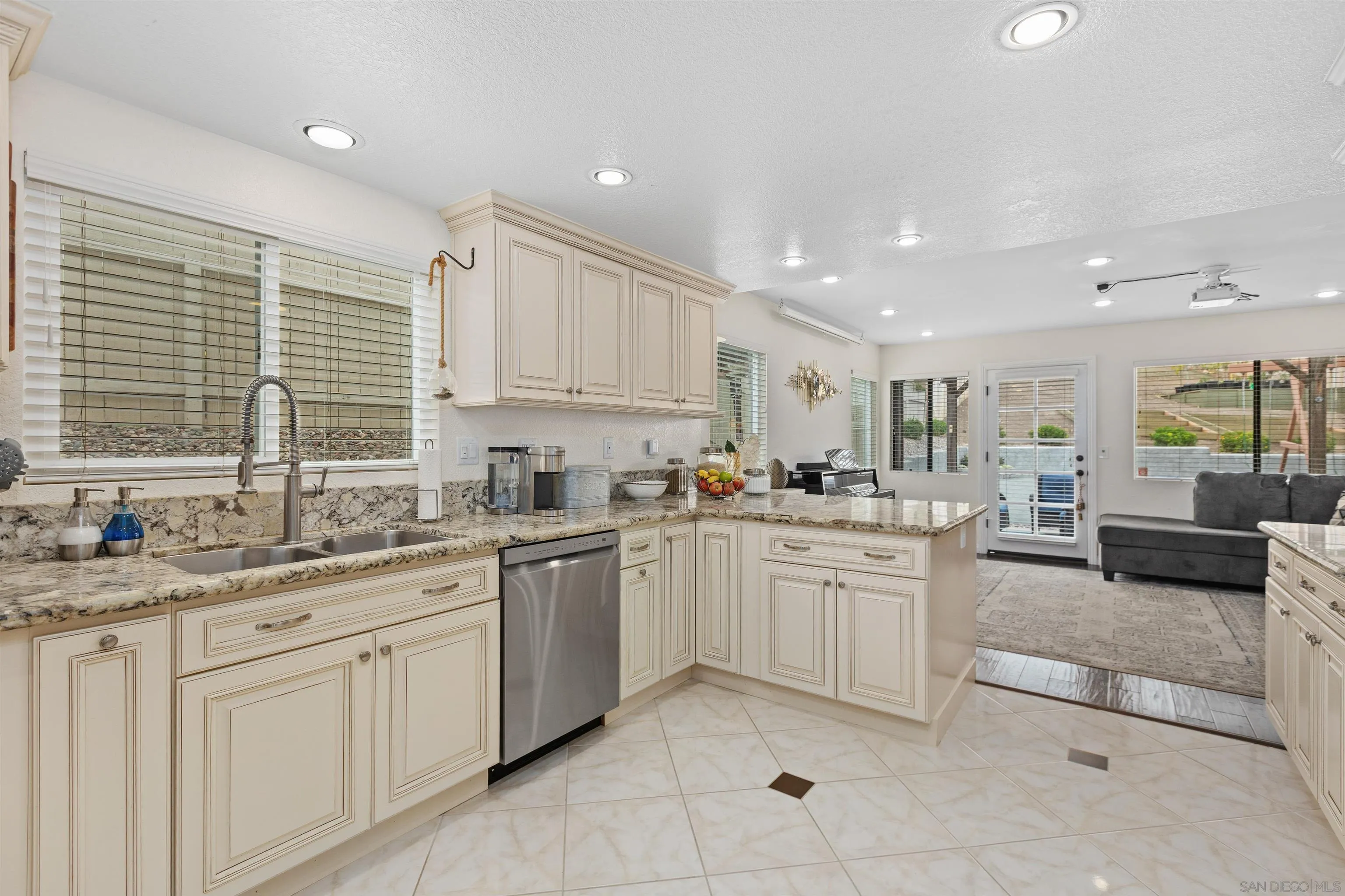 https://cdn.realtyfeed.com/cdn/127/250033915/c2eb9dc7e3c35fd266e9b30c3856f3bd.webp
