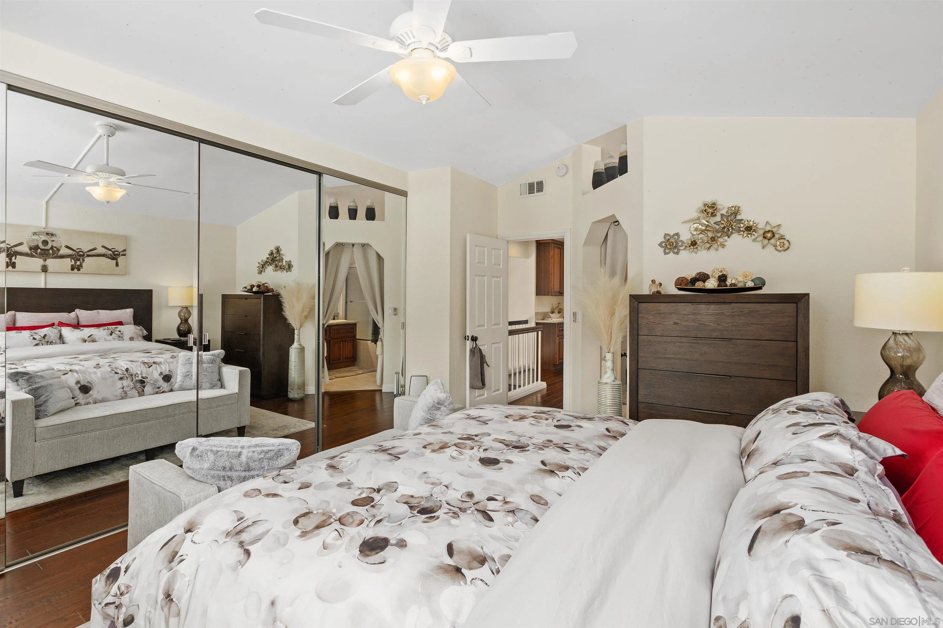 https://cdn.realtyfeed.com/cdn/127/250033915/c5d127d7dc125a11fe94a4feb2b024f7.webp