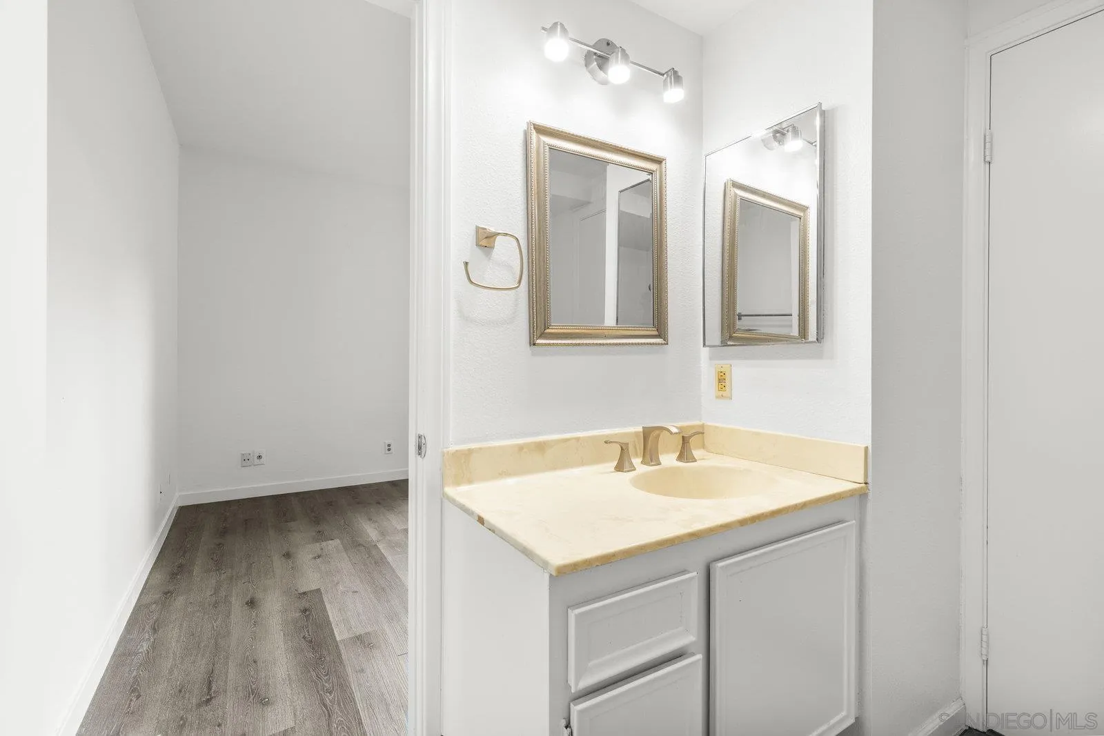 Photo #10: 250033944 Listing: Photo #10