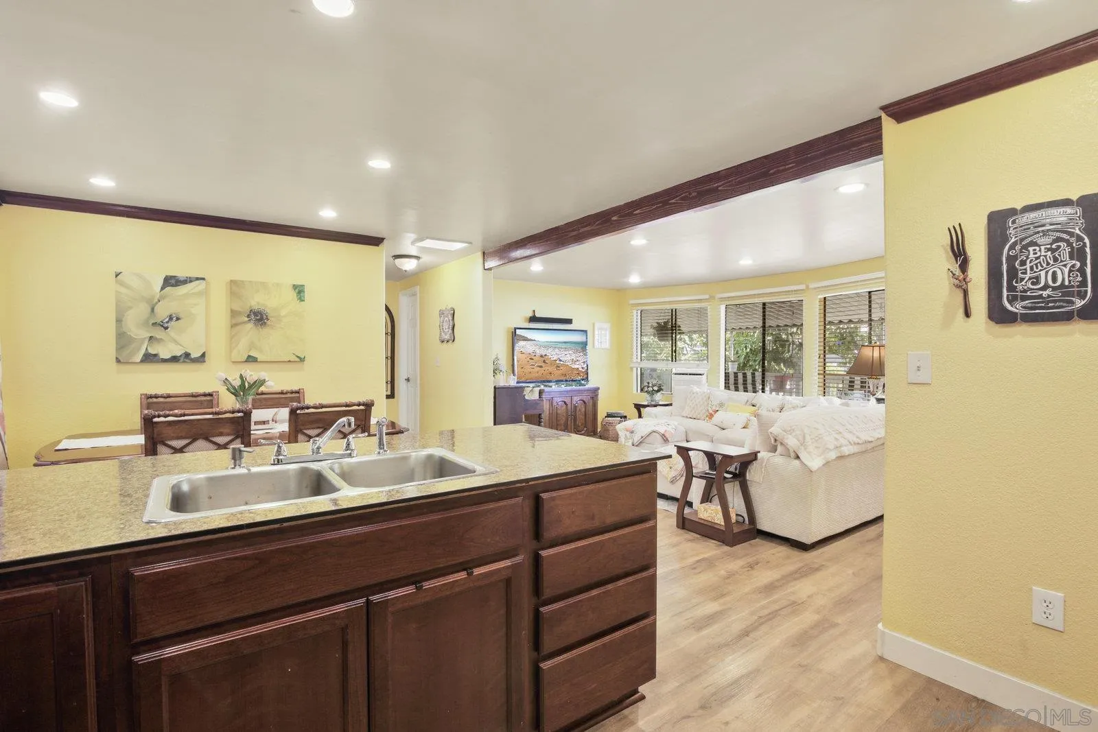 https://cdn.realtyfeed.com/cdn/127/250033973/03f975a03b70ebe3c91219803ce18127.webp