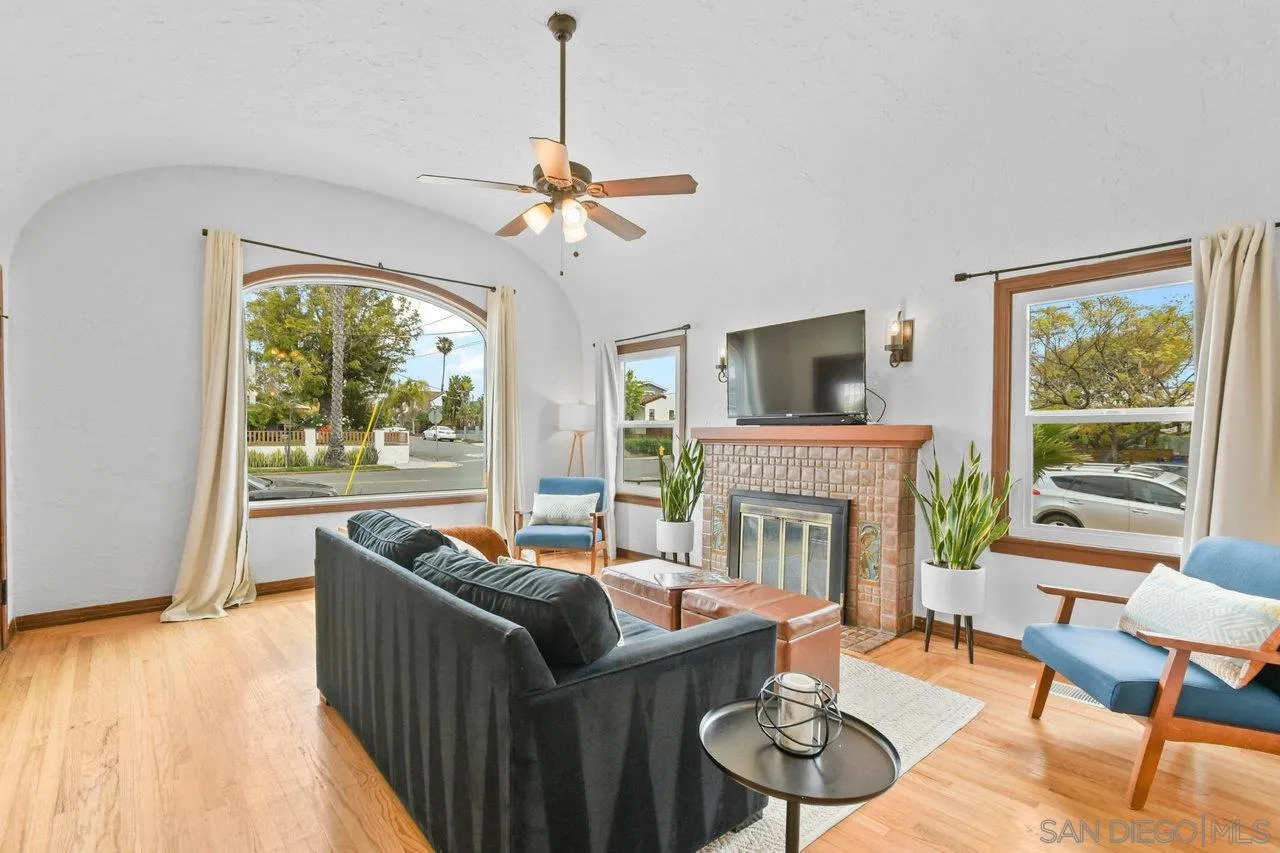 https://cdn.realtyfeed.com/cdn/127/250034028/7ac2d3e744d0fab61a87f2ece4bf4cc7.webp