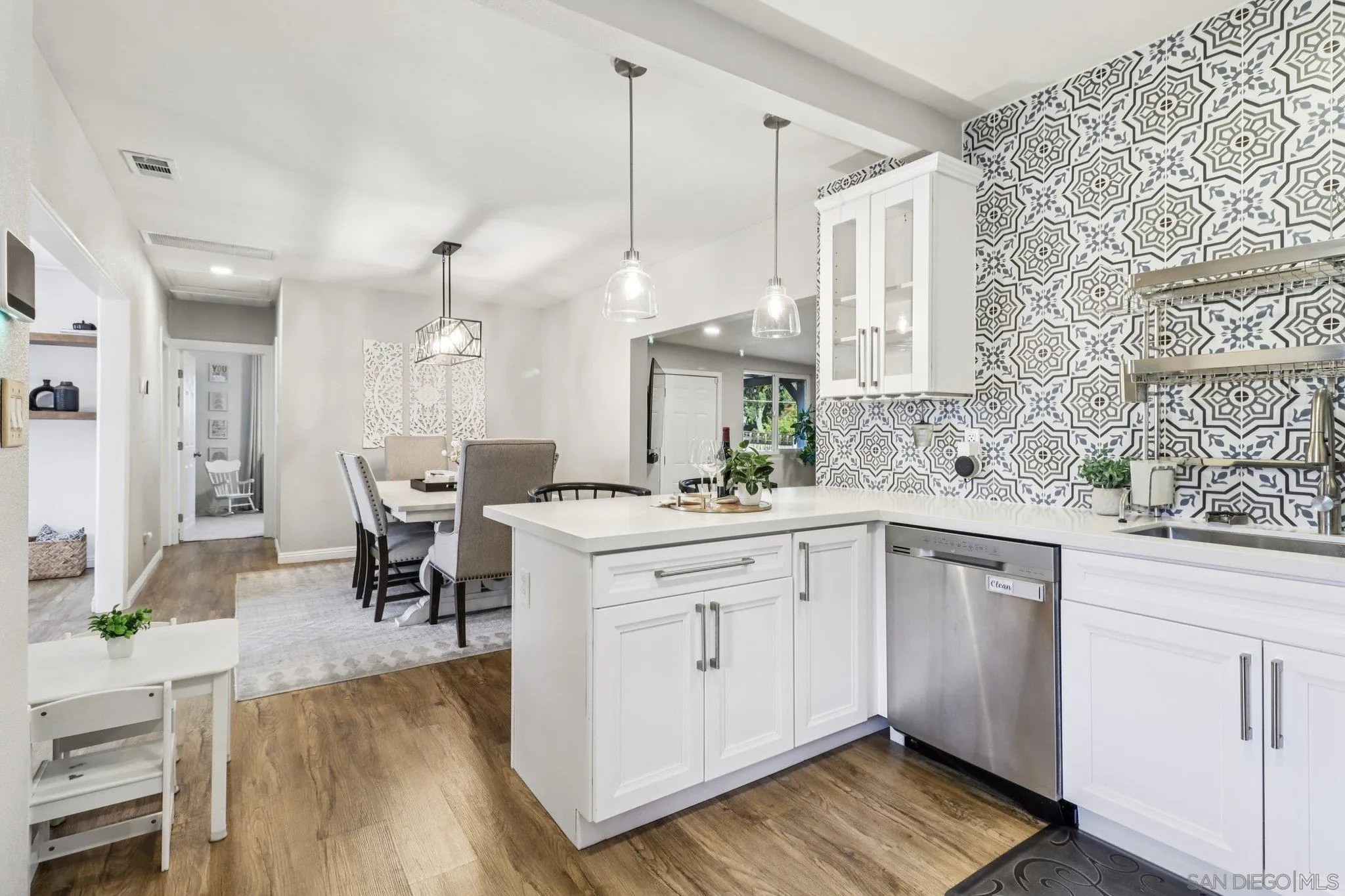 https://cdn.realtyfeed.com/cdn/127/250034165/01237ff2563b3471764de070fb76a387.webp