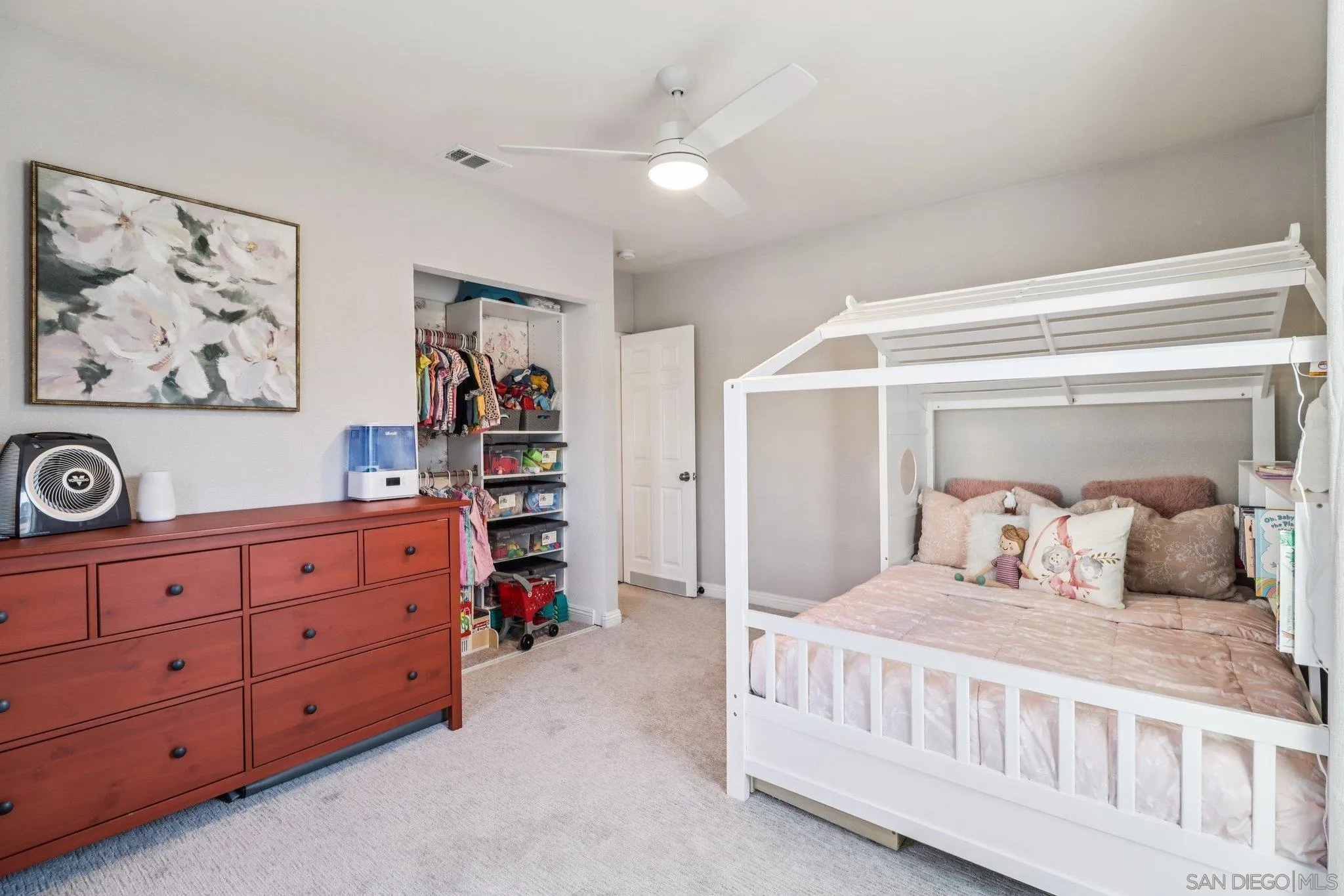 https://cdn.realtyfeed.com/cdn/127/250034165/7bd80ac7f5d241565ba57c7d863c8918.webp