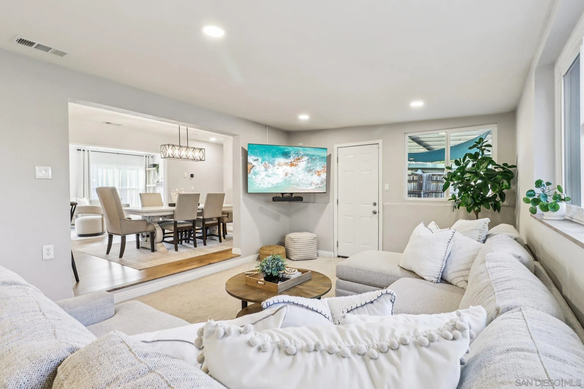https://cdn.realtyfeed.com/cdn/127/250034165/bfcb3f3cdb6e43de640227499e762146.webp