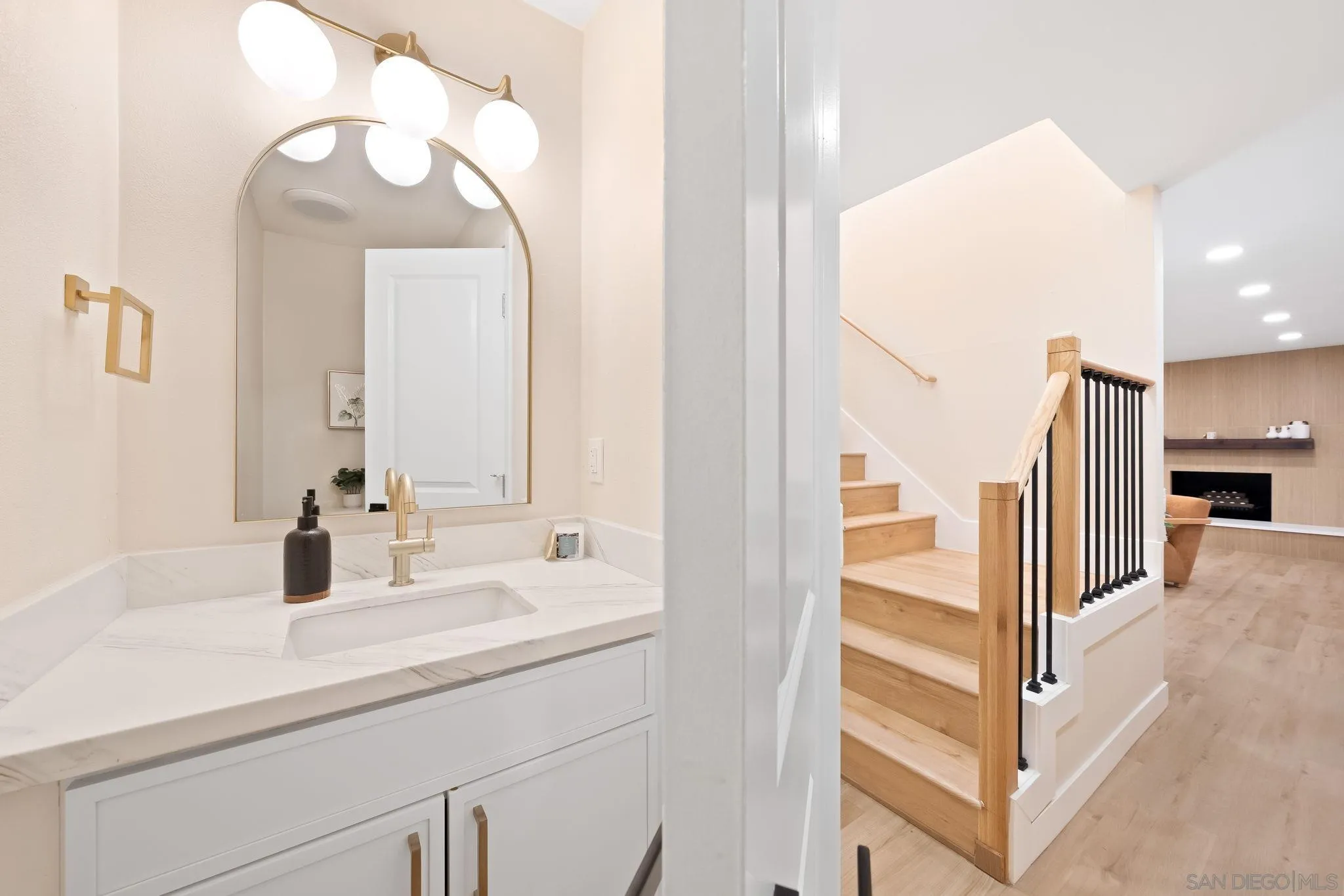 https://cdn.realtyfeed.com/cdn/127/250034309/1f426a1dd1f067732559b89c0623fbd5.webp