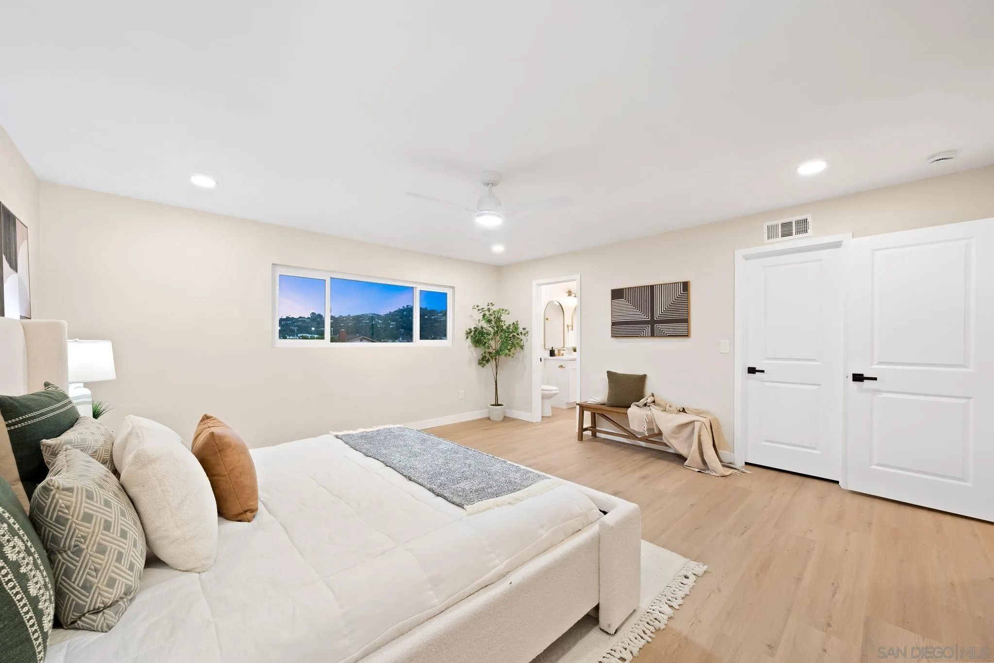 https://cdn.realtyfeed.com/cdn/127/250034309/f8ccfcb8014cd1fe0baf85bcf37f1796.webp