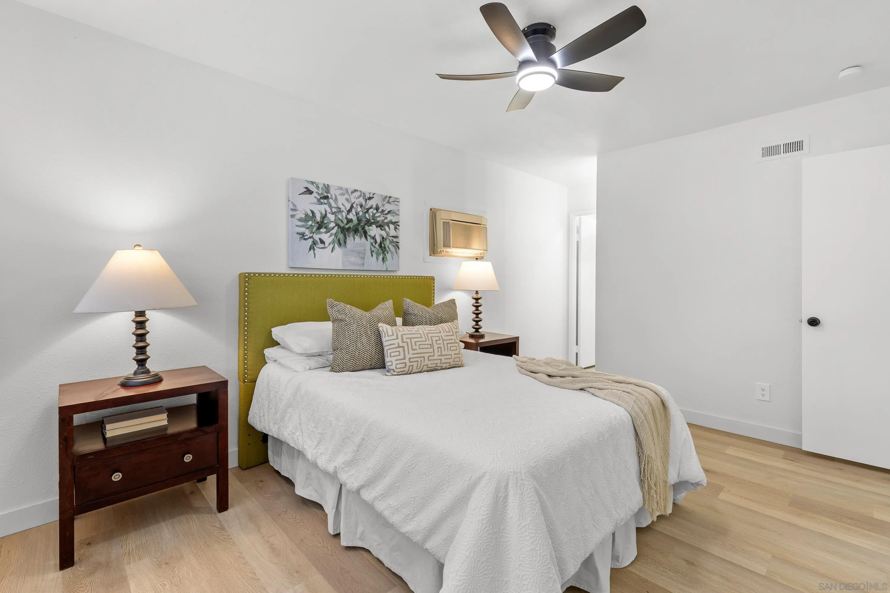 https://cdn.realtyfeed.com/cdn/127/250034311/853fe20d32624e54518c7cbfd619aa6c.webp
