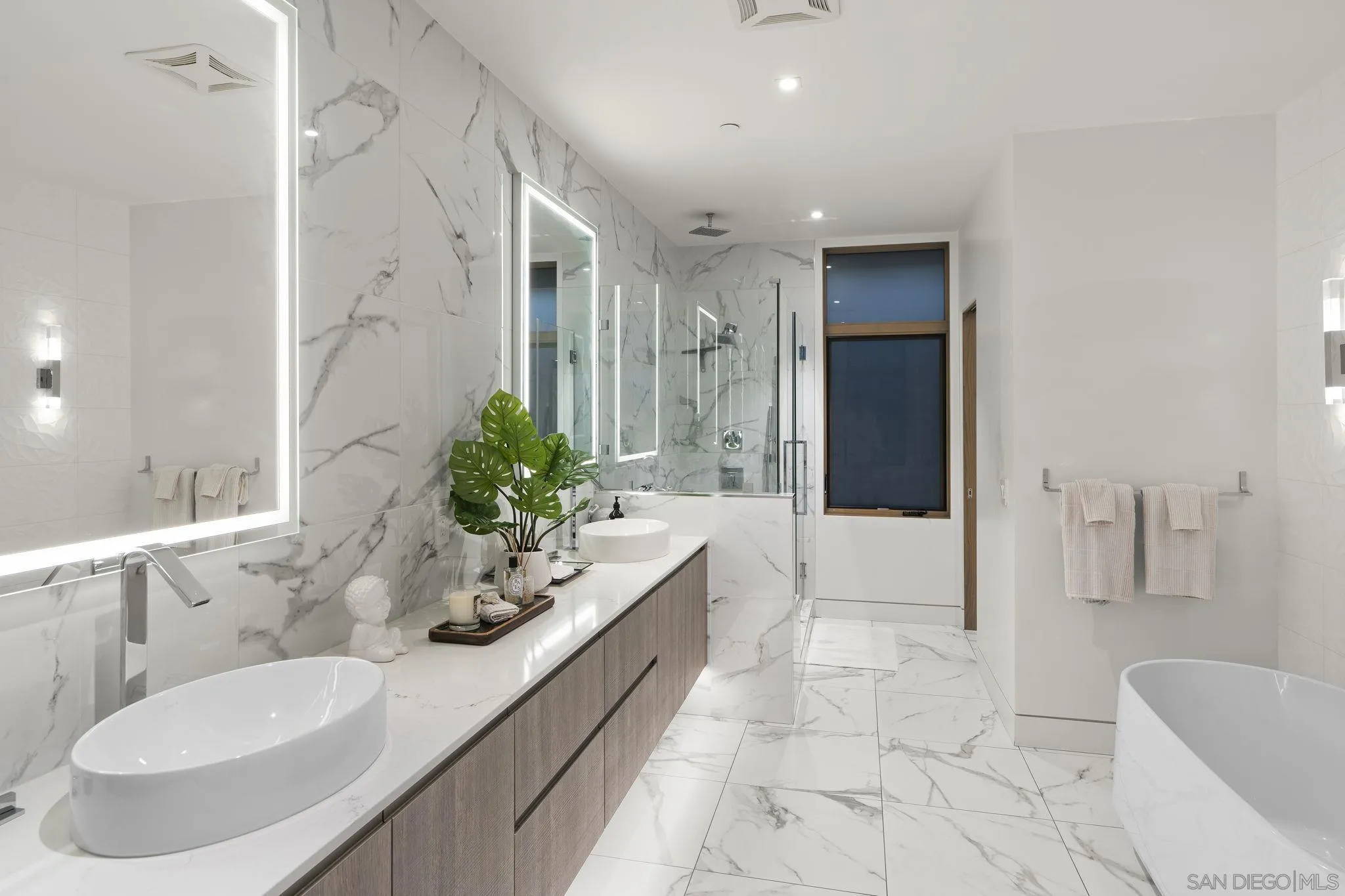 https://cdn.realtyfeed.com/cdn/127/250034317/409c255485f7b738df103b1d892aa61d.webp