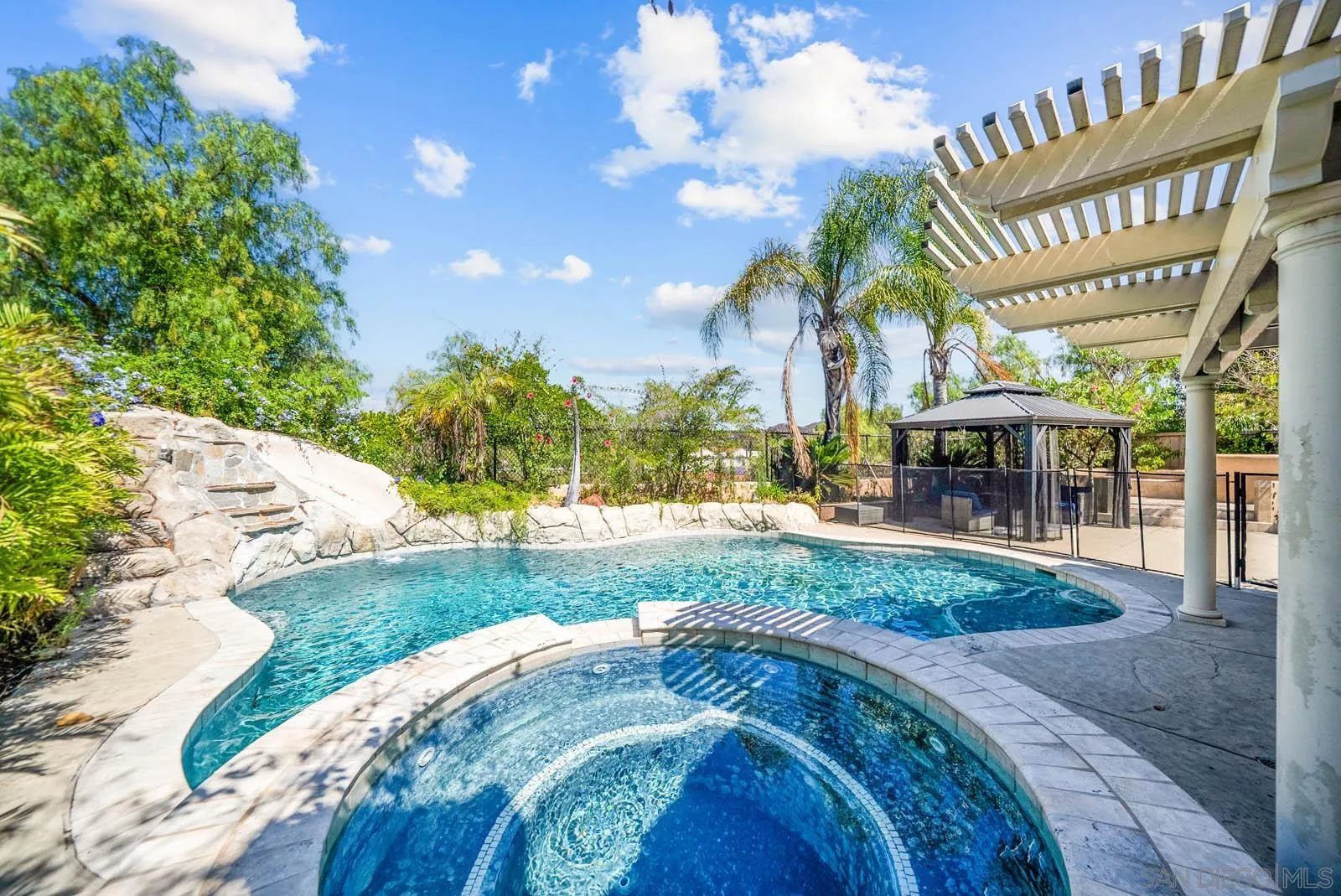 https://cdn.realtyfeed.com/cdn/127/250034328/dcebb5eb7858b1d27b782d6d7cdc700b.webp