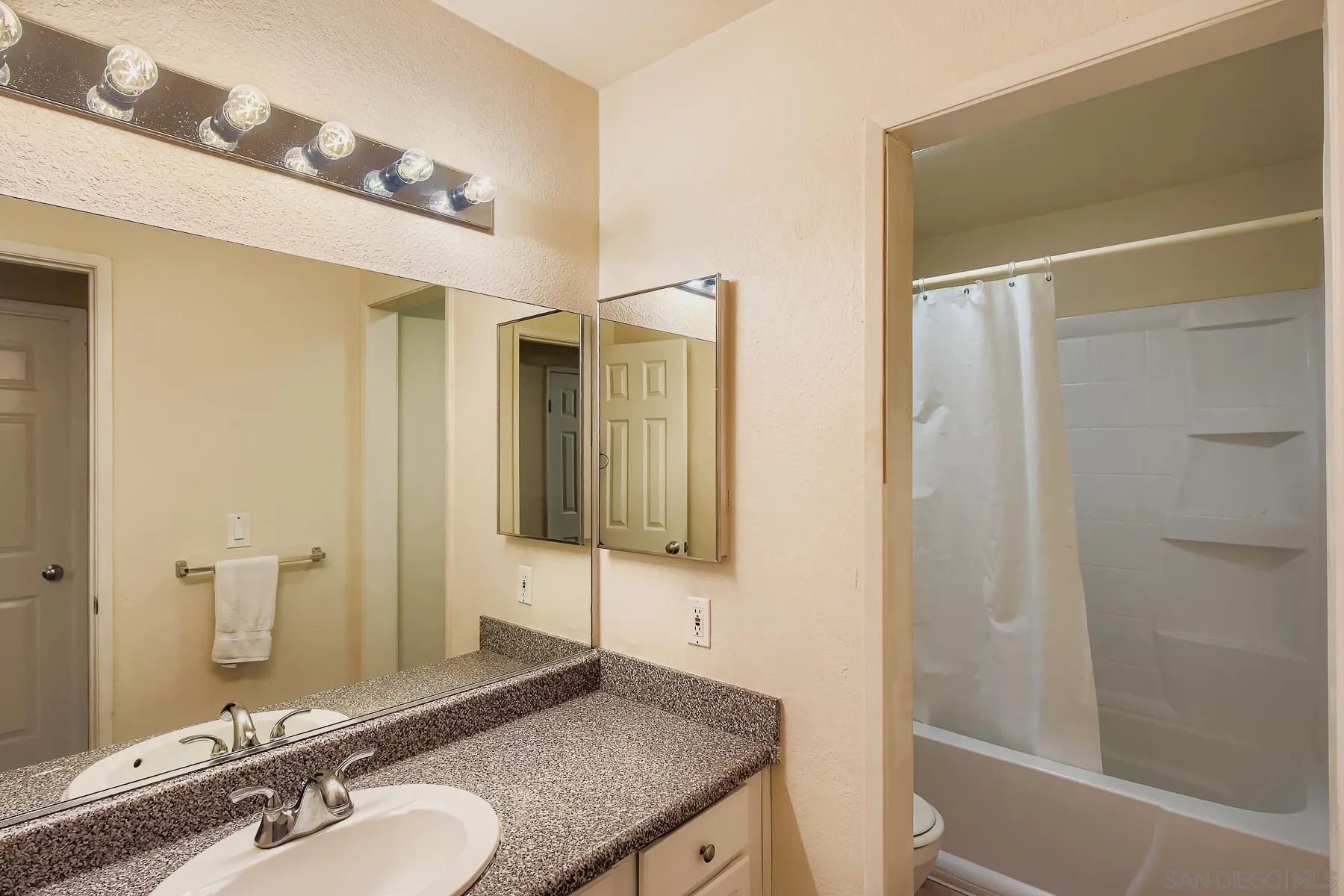 Photo #12: 250034367 Listing: Photo #12