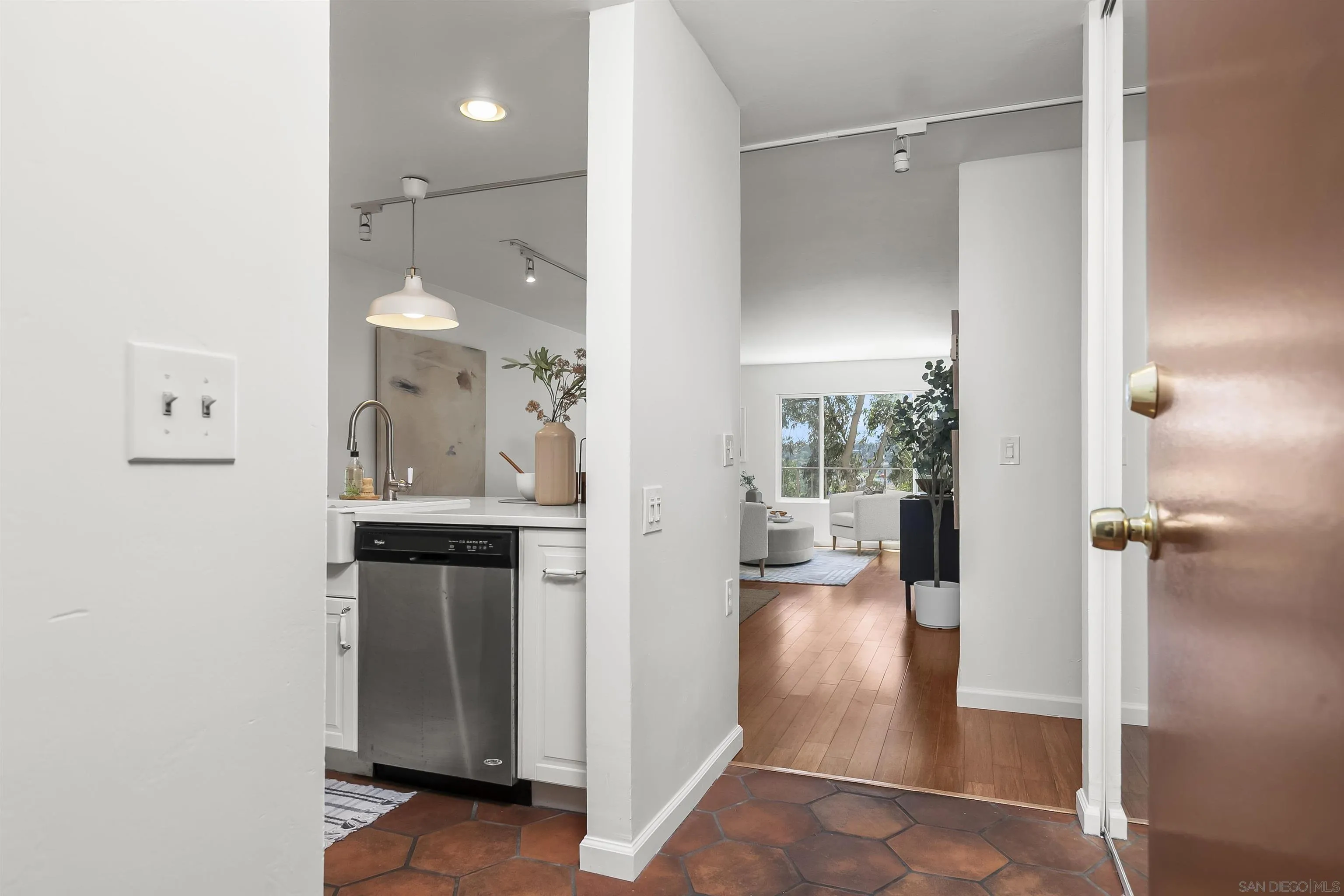 Photo #2: 250034376 Listing 