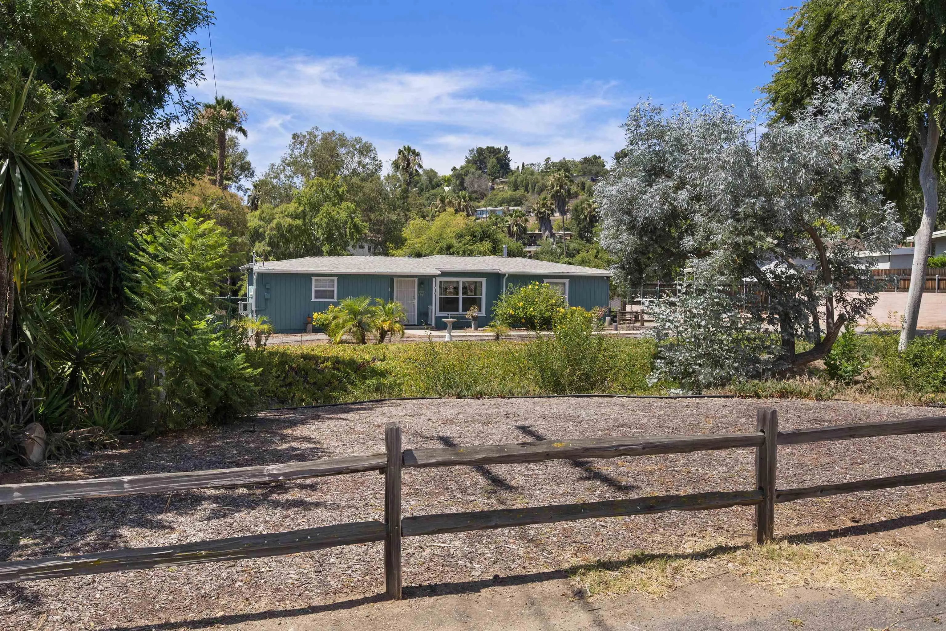 https://cdn.realtyfeed.com/cdn/127/250034394/f835453261e6504df005537034ad1022.webp