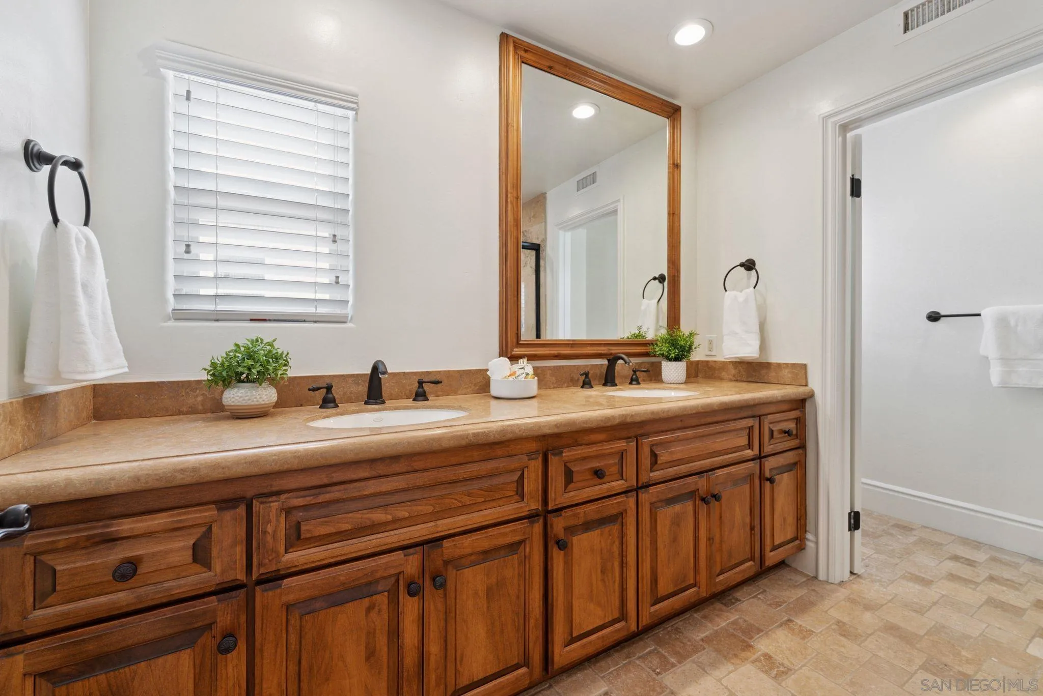 https://cdn.realtyfeed.com/cdn/127/250034430/89cac43ec86d1e1a34444952a25350cf.webp
