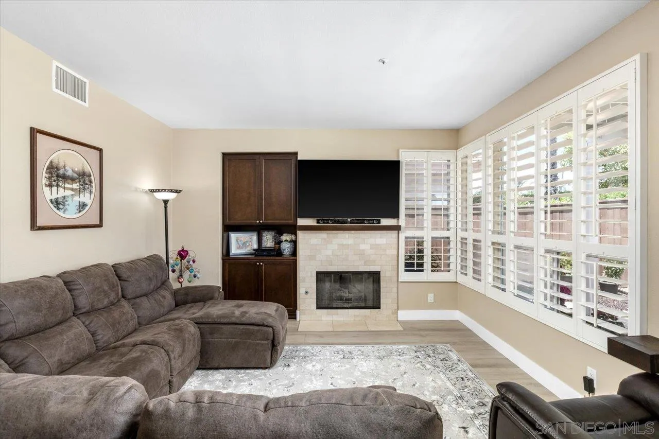 https://cdn.realtyfeed.com/cdn/127/250034489/09cd0adba4395a48edf6ebef656bf1c7.webp