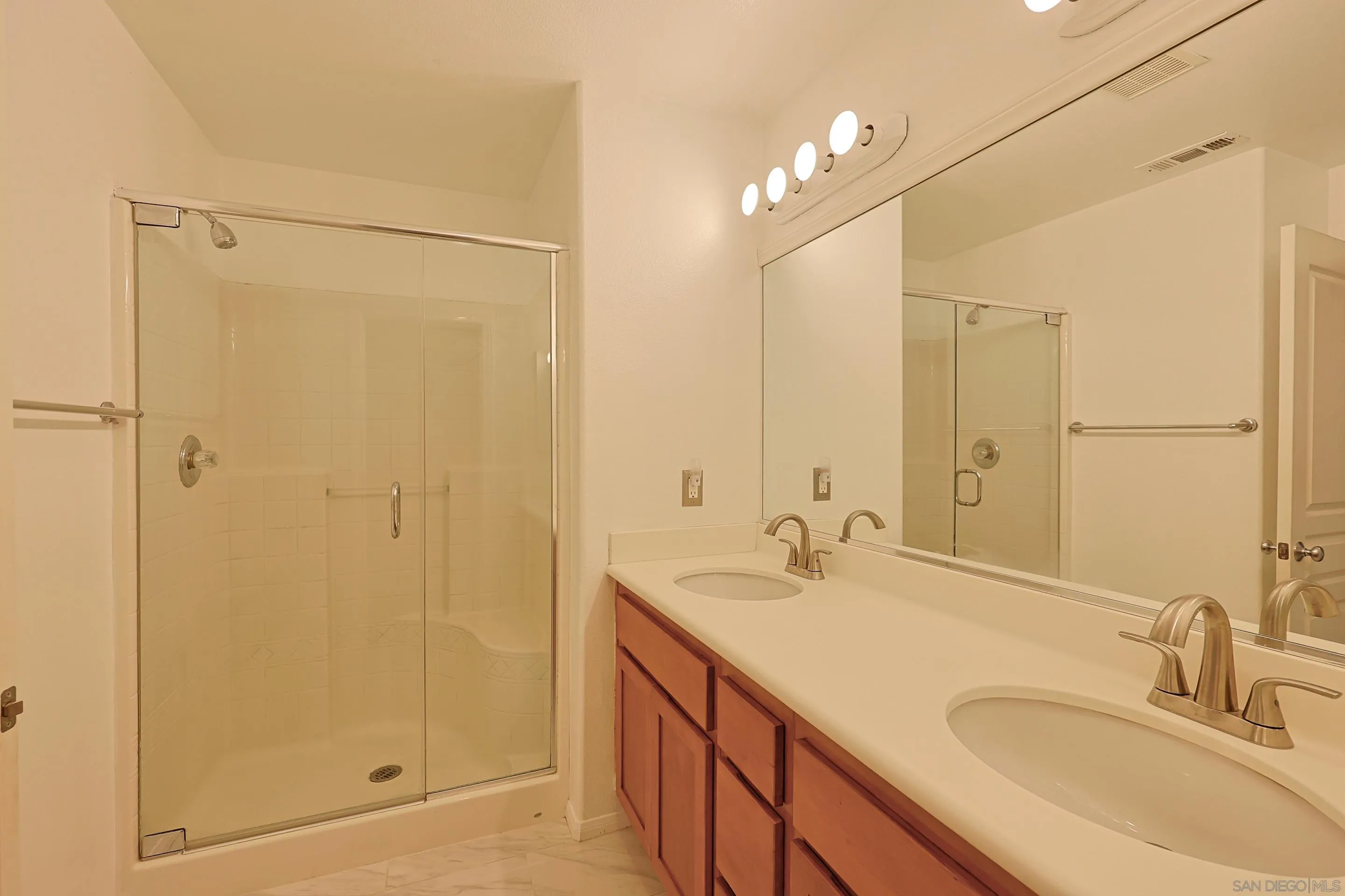 Photo #12: 250034492 Listing: Photo #12