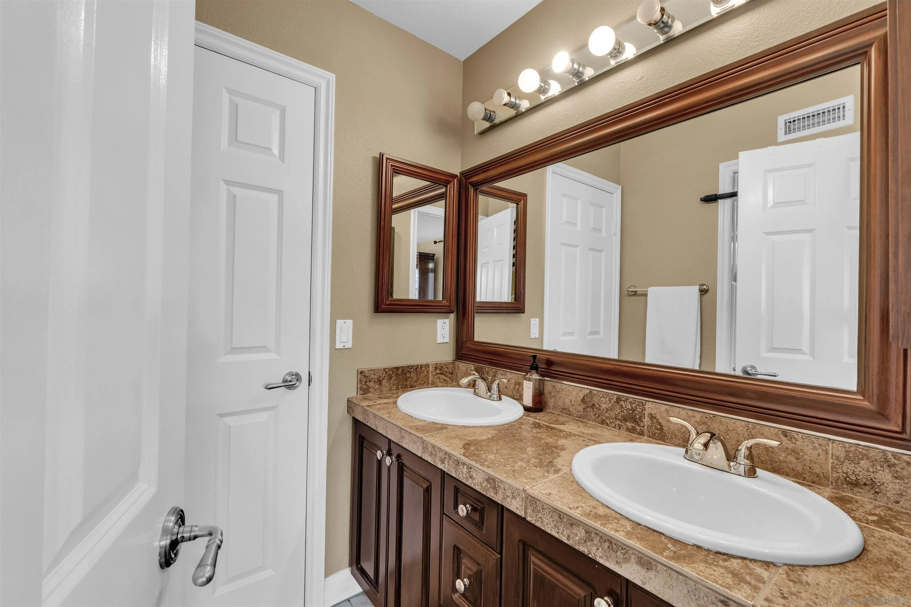 https://cdn.realtyfeed.com/cdn/127/250034582/2df9669281f3e8750cc0ad6d917d47d9.webp