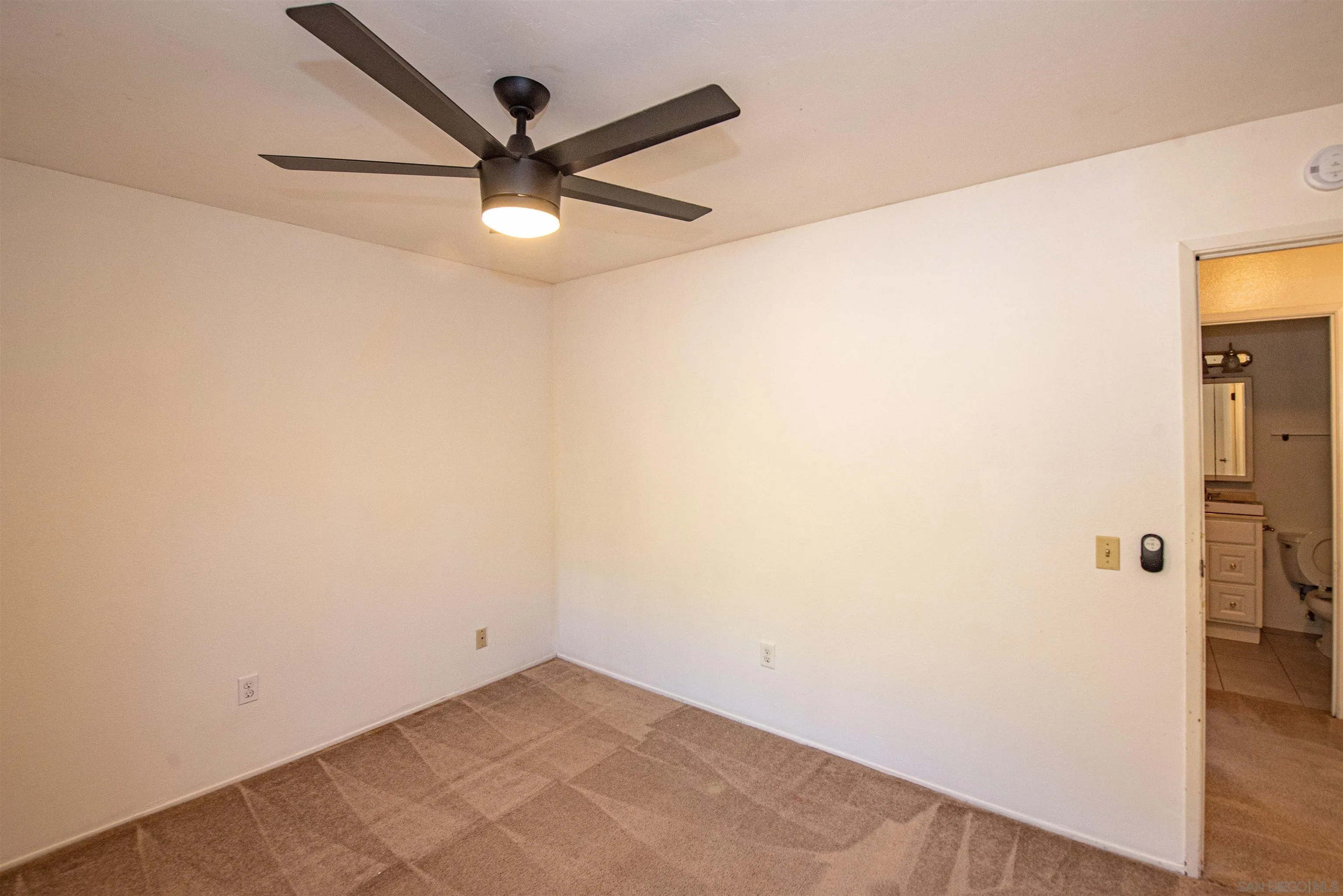 https://cdn.realtyfeed.com/cdn/127/250034621/b8c829d8f006a0ddcfbf04c88ba20c1b.webp
