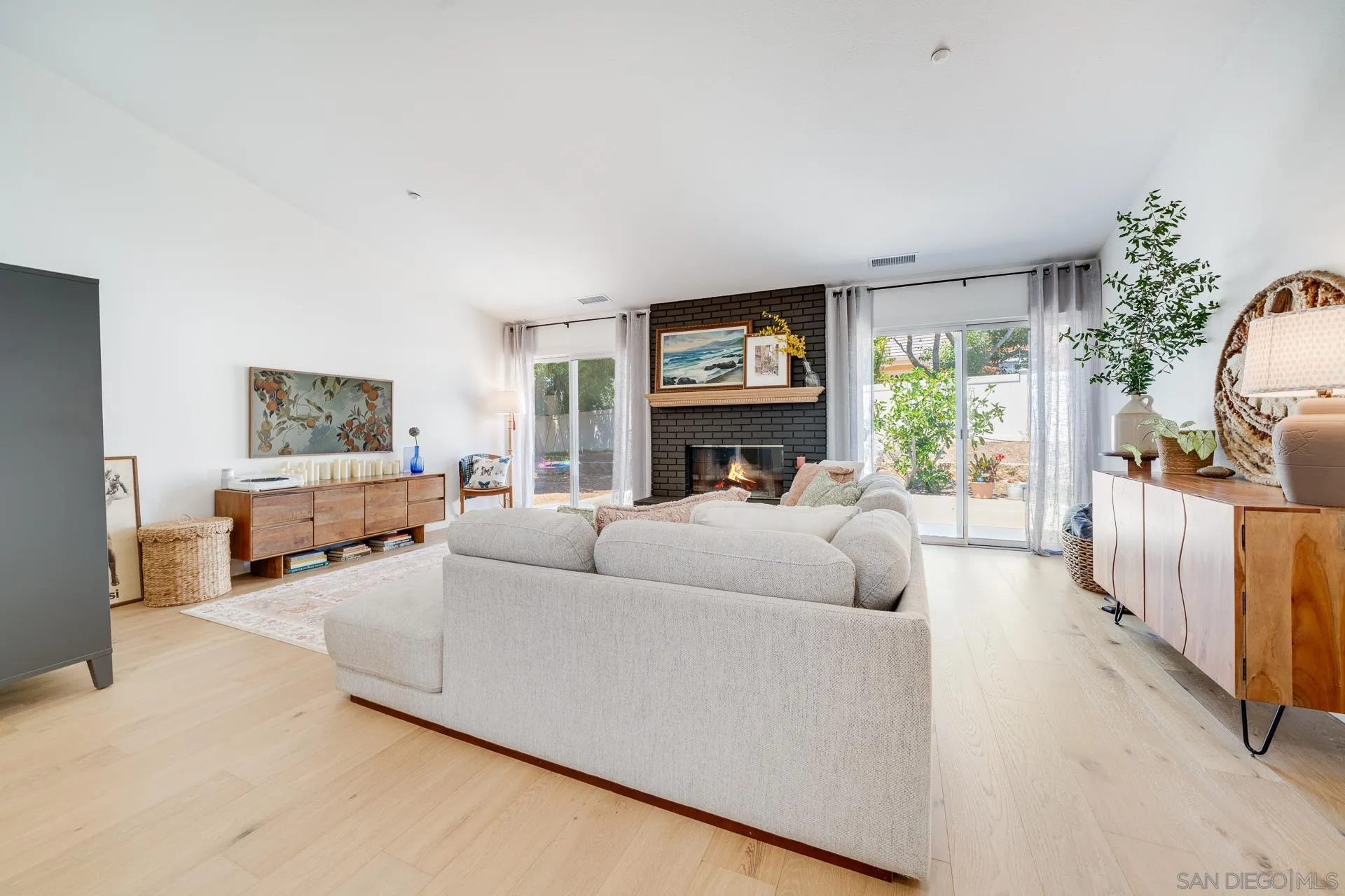 https://cdn.realtyfeed.com/cdn/127/250034645/84eab68e78593d3a2c86bd6a91f62f20.webp