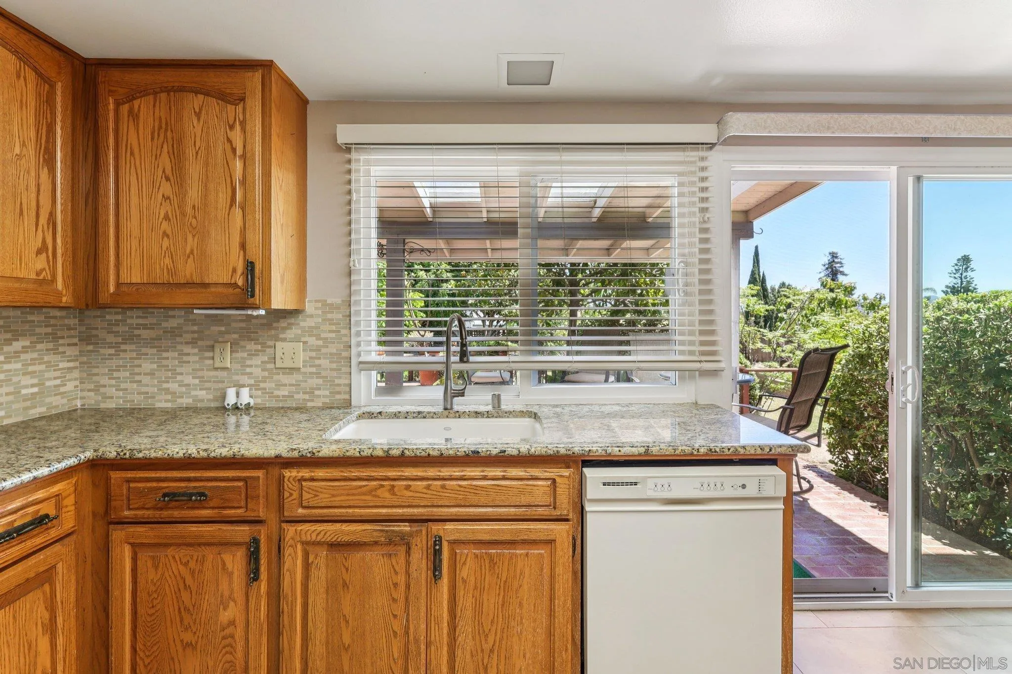 https://cdn.realtyfeed.com/cdn/127/250034671/2b685525e317579327ae3651c17fbdea.webp