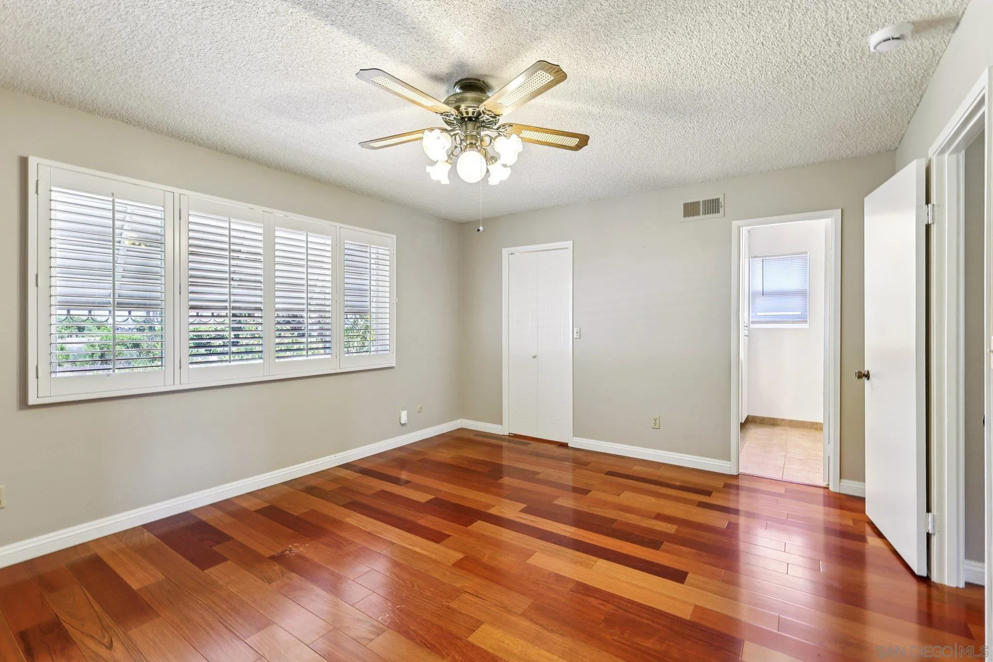 https://cdn.realtyfeed.com/cdn/127/250034671/42bf489955de05acbda142cfb9bedf1c.webp