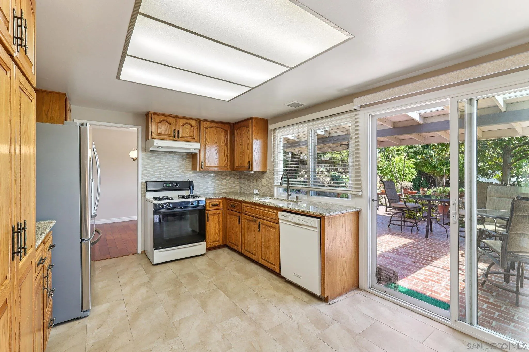 https://cdn.realtyfeed.com/cdn/127/250034671/7fc3ce5d9096188727a38623cff854f3.webp