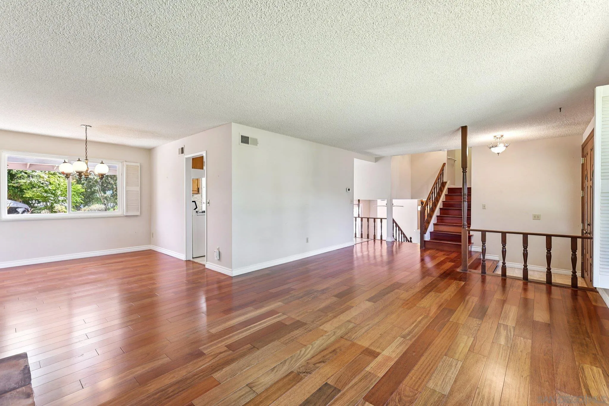 https://cdn.realtyfeed.com/cdn/127/250034671/d1115f057506f100c8228cba6d2dd072.webp