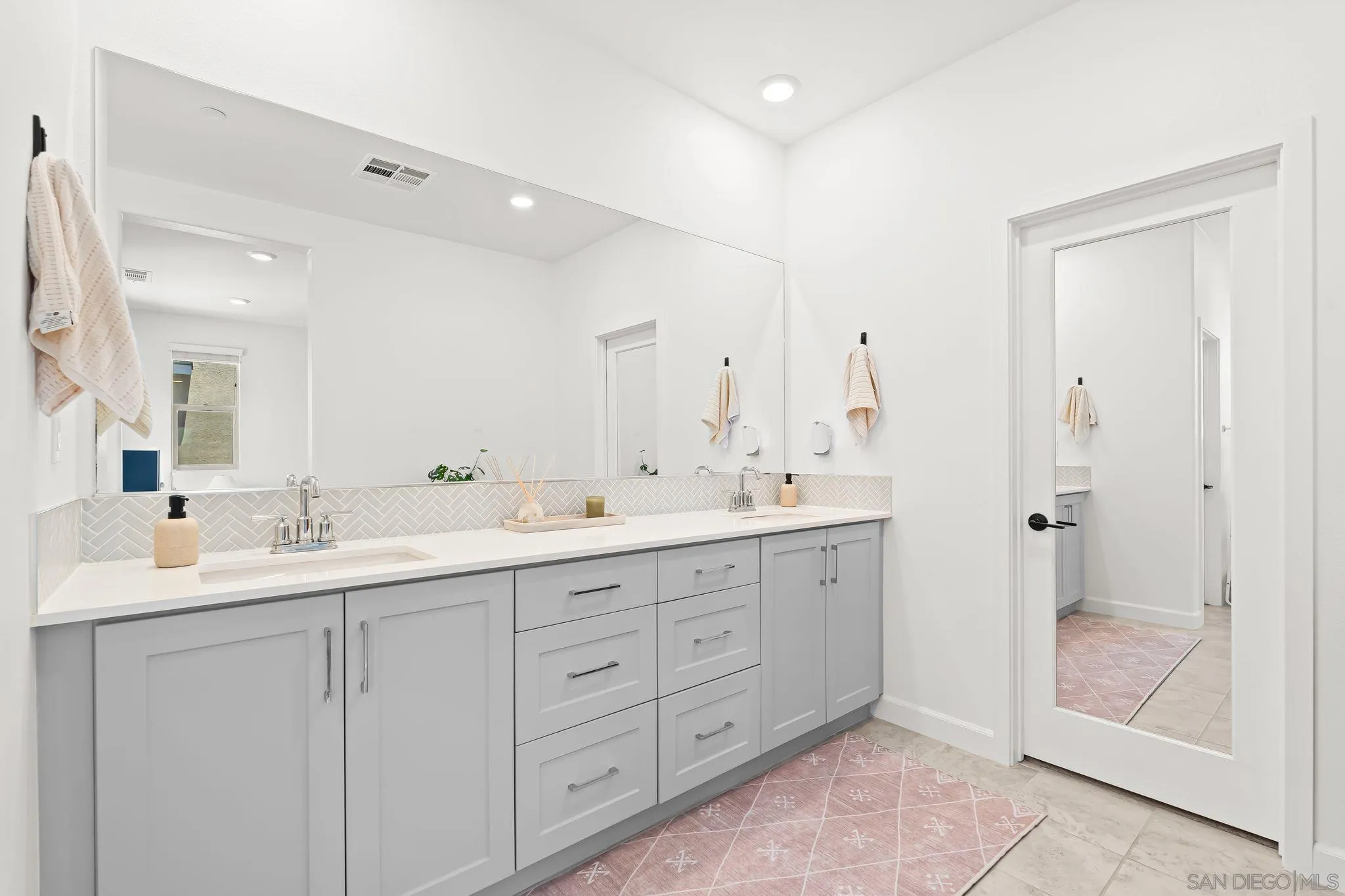 https://cdn.realtyfeed.com/cdn/127/250034766/c72aefde995115998837deb3595243ab.webp