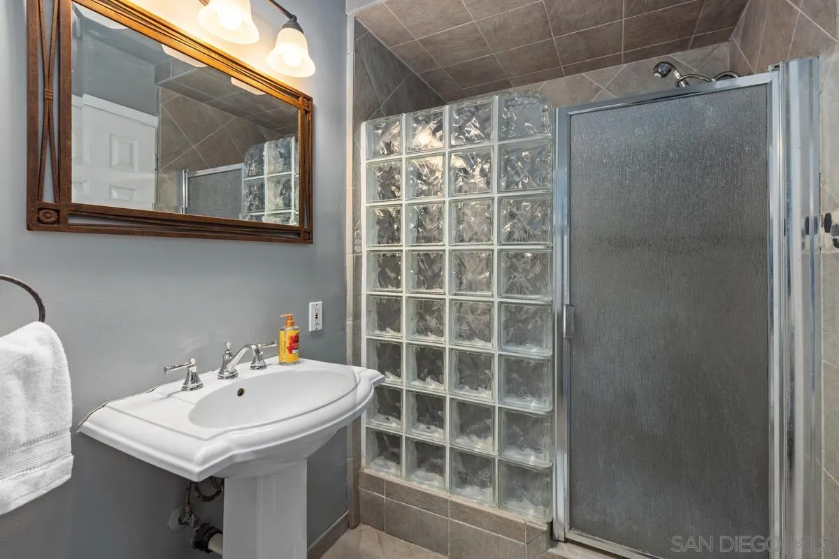https://cdn.realtyfeed.com/cdn/127/250034887/127ec4666314679d3b90866fff9992ef.webp