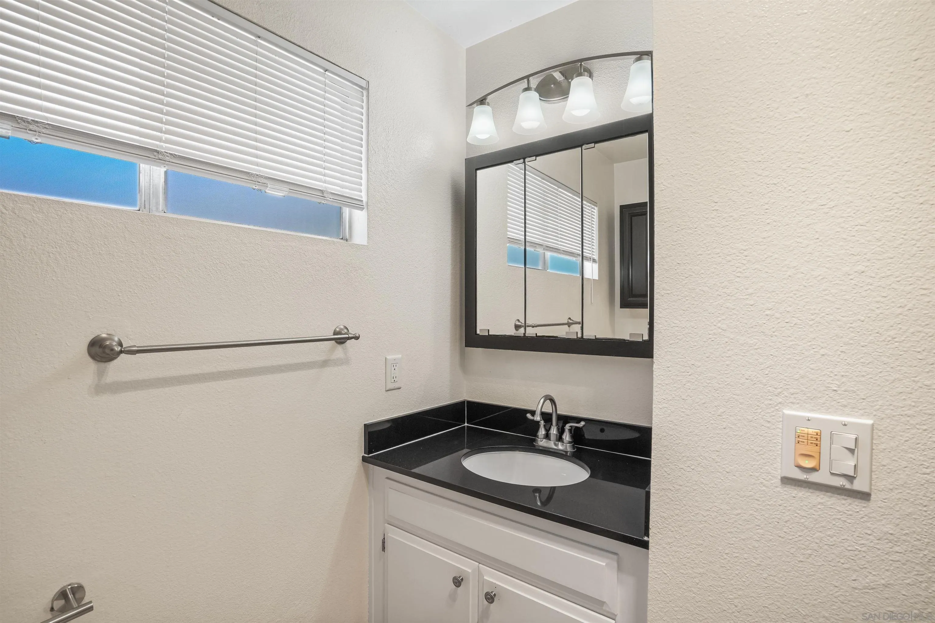 https://cdn.realtyfeed.com/cdn/127/250034981/adfeb883ee0420475f7099d5b6cc996b.webp