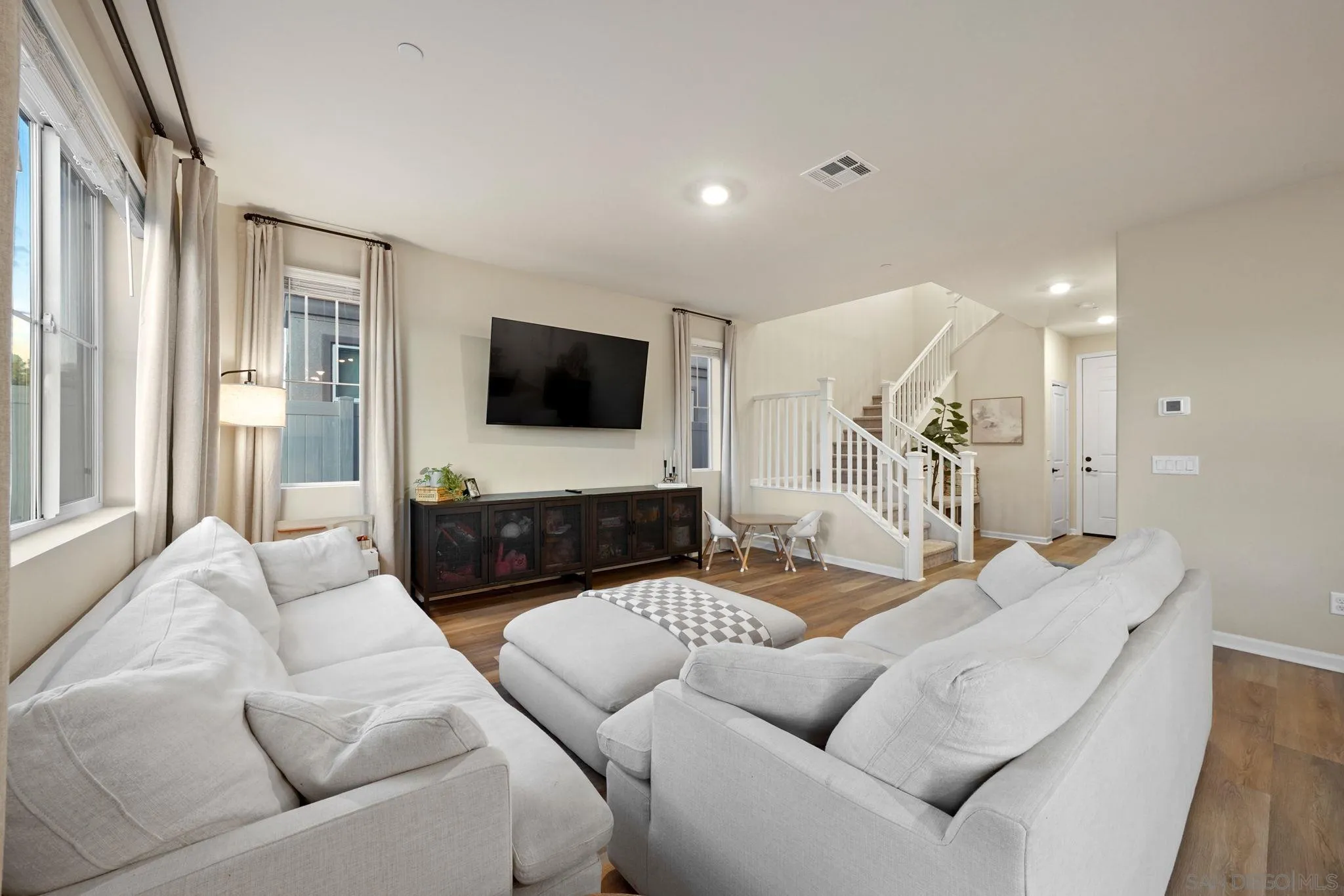 https://cdn.realtyfeed.com/cdn/127/250034998/008a8c72d40e2d7f96f04378460ab62d.webp
